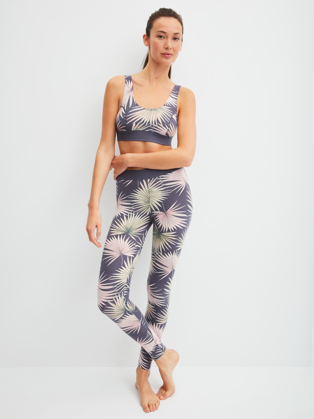 Le mannequin Femme porte le/la Leggings en Coton de couleur Gris, Floral, de la série Elastic Trend de CALIDA, Tenue