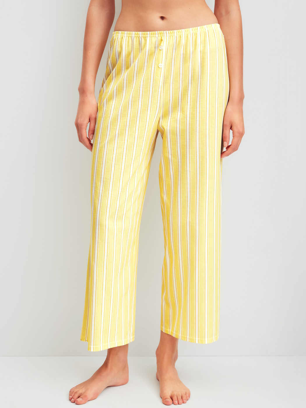 Le mannequin Femme porte le/la Pantalon de pyjama 7/8 en 100% coton de couleur Jaune, Unicolore, de la série Favourites Ocean de CALIDA, Vue de face