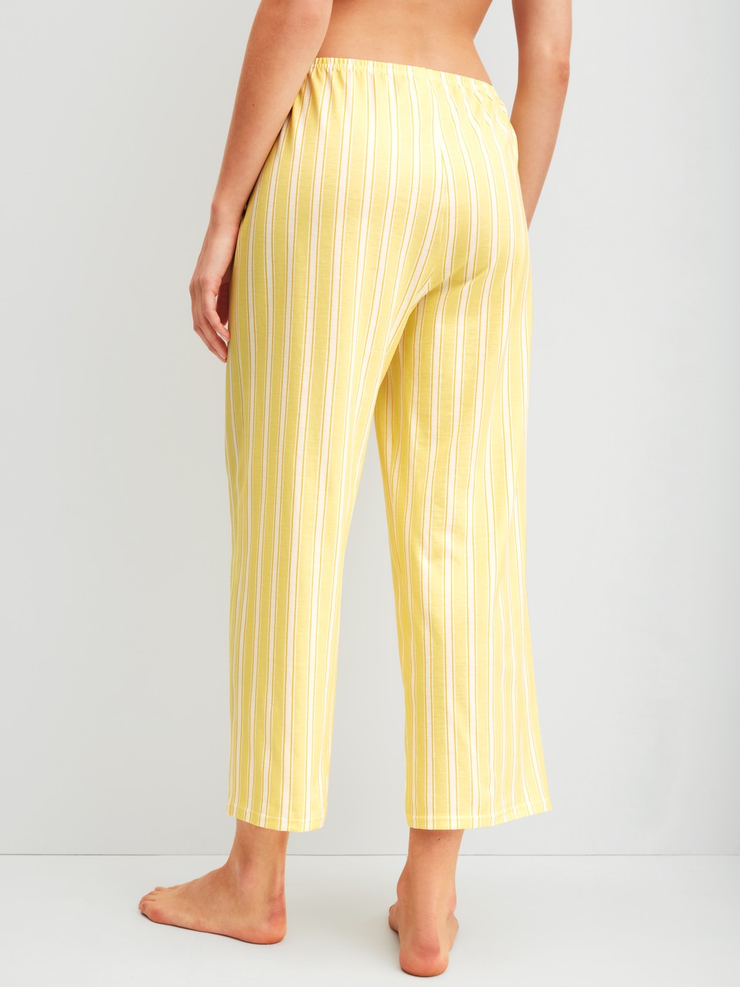 Le mannequin Femme porte le/la Pantalon de pyjama 7/8 en 100% coton de couleur Jaune, Unicolore, de la série Favourites Ocean de CALIDA, Vue arrière