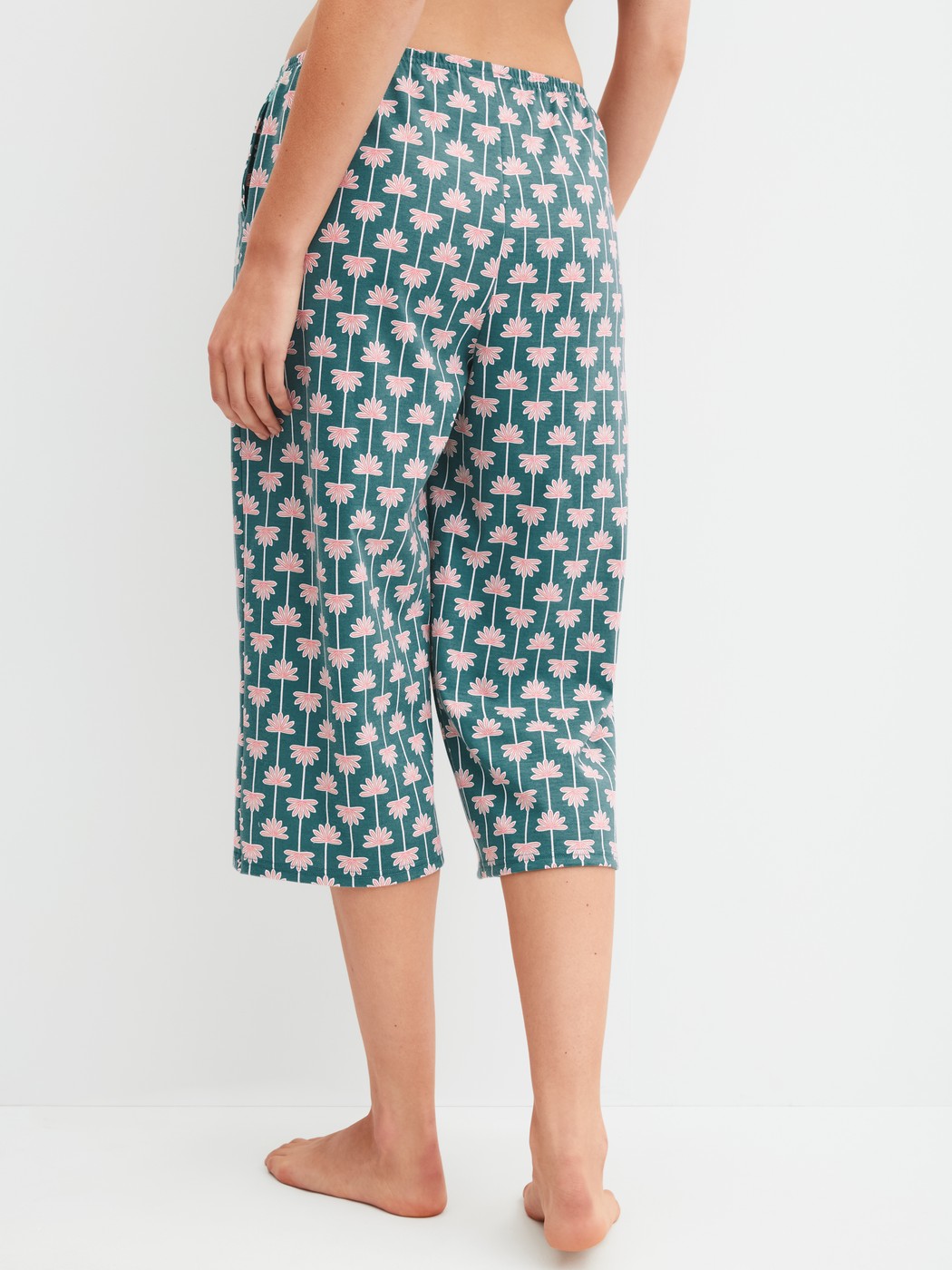 Le mannequin Femme porte le/la Pantalon de pyjama 3/4 en 100% coton de couleur Turquoise, À motifs, de la série Favourites Beach de CALIDA, Vue arrière