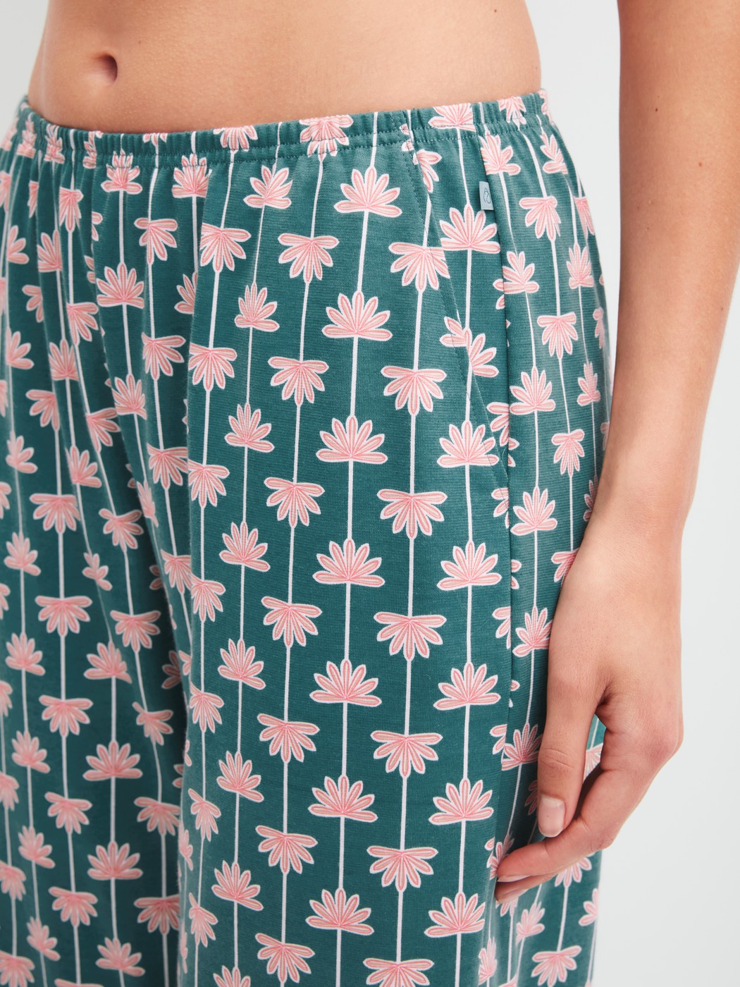 Le mannequin Femme porte le/la Pantalon de pyjama 3/4 en 100% coton de couleur Turquoise, À motifs, de la série Favourites Beach de CALIDA, Détail