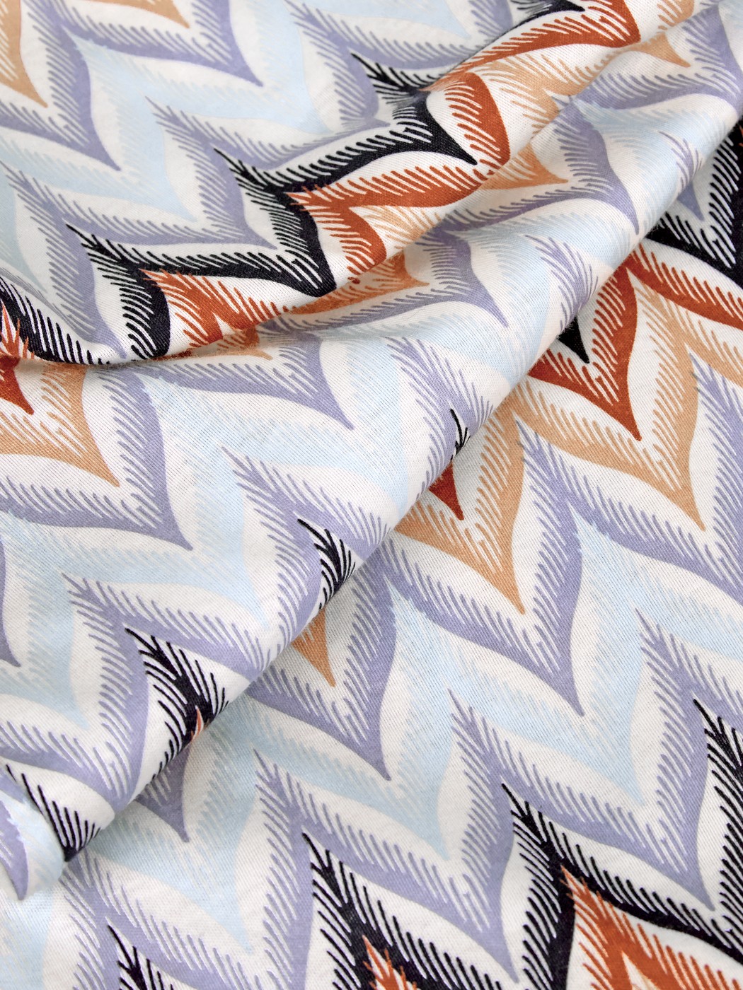 Damen-Model trägt 7/8-Pyjamahose aus 100% Baumwolle in Blau, Gemustert aus Serie Favourites Tiles von CALIDA, Zusatzbild