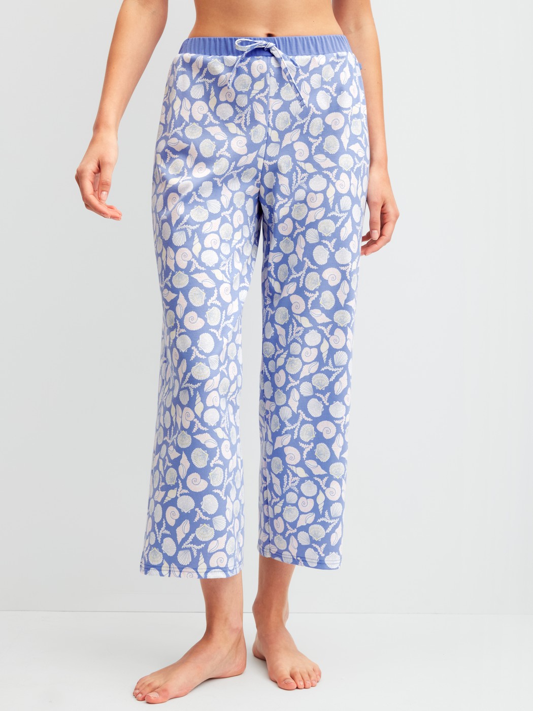 Le mannequin Femme porte le/la Pantalon de pyjama 7/8 en 100% coton de couleur Bleu, Floral, de la série Favourites Ocean de CALIDA, Vue de face