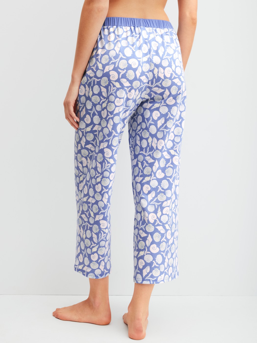 Le mannequin Femme porte le/la Pantalon de pyjama 7/8 en 100% coton de couleur Bleu, Floral, de la série Favourites Ocean de CALIDA, Vue arrière