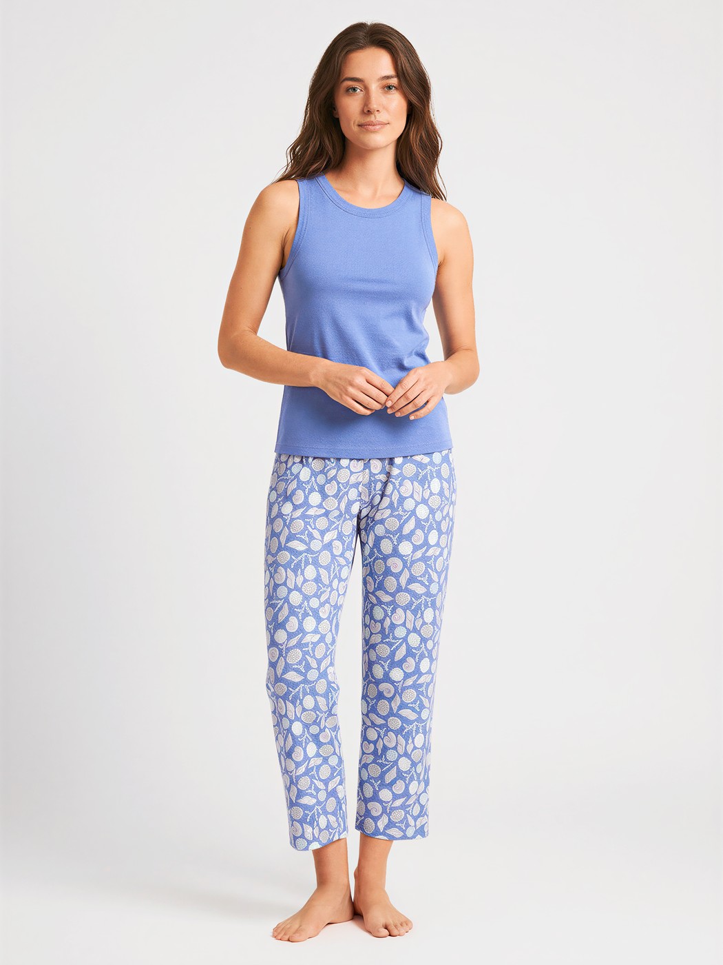 Le mannequin Femme porte le/la Pantalon de pyjama 7/8 en 100% coton de couleur Bleu, Floral, de la série Favourites Ocean de CALIDA, Tenue