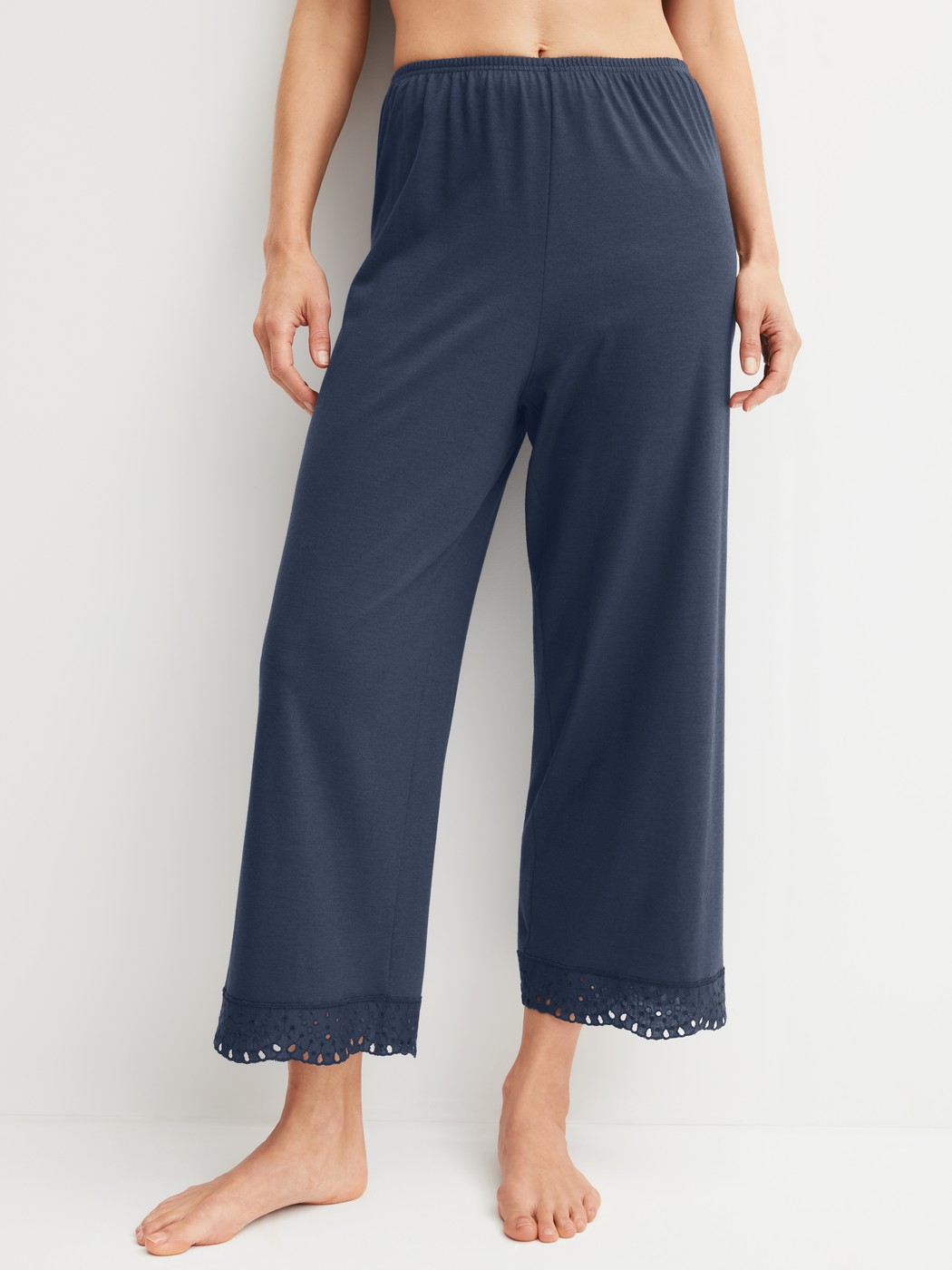 Damen-Model trägt 7/8-Pyjamahose aus Baumwolle in Blau, Spitze aus Serie Favourites Tiles von CALIDA, Vorderansicht