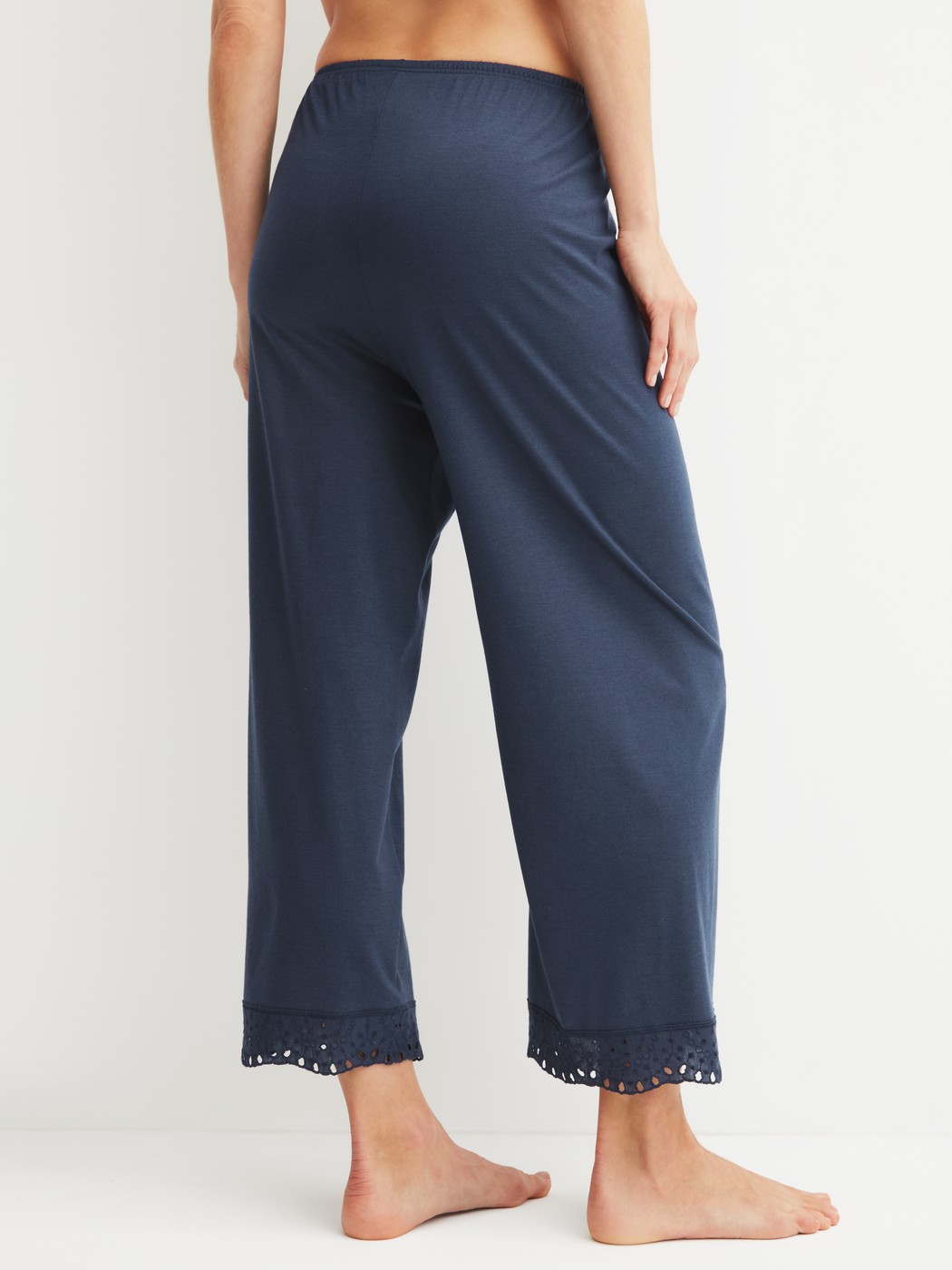 Damen-Model trägt 7/8-Pyjamahose aus Baumwolle in Blau, Spitze aus Serie Favourites Tiles von CALIDA, Rückansicht