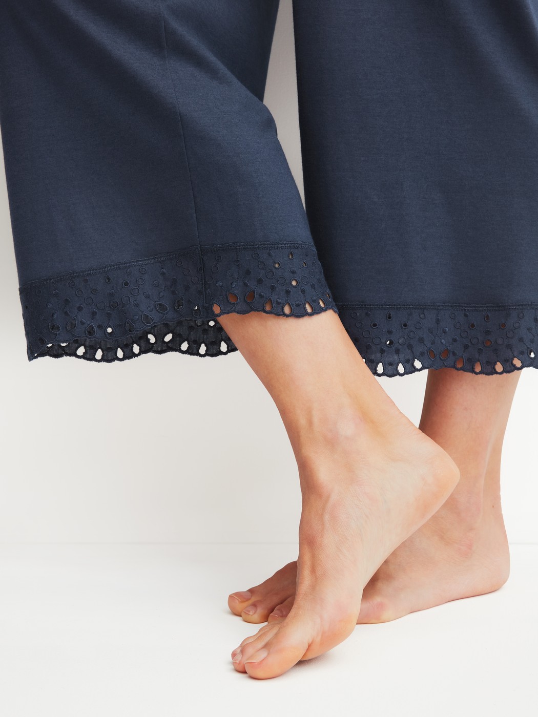 Damen-Model trägt 7/8-Pyjamahose aus Baumwolle in Blau, Spitze aus Serie Favourites Tiles von CALIDA, Detail