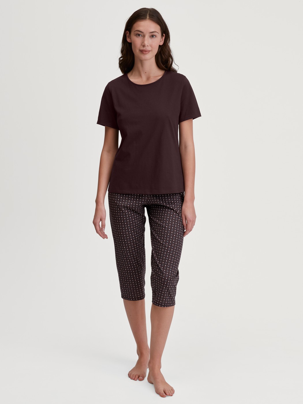 Damen-Model trägt 3/4-Pyjamahose aus 100% Baumwolle in Rot, Gemustert aus Serie Favourites Botanic von CALIDA, Outfit