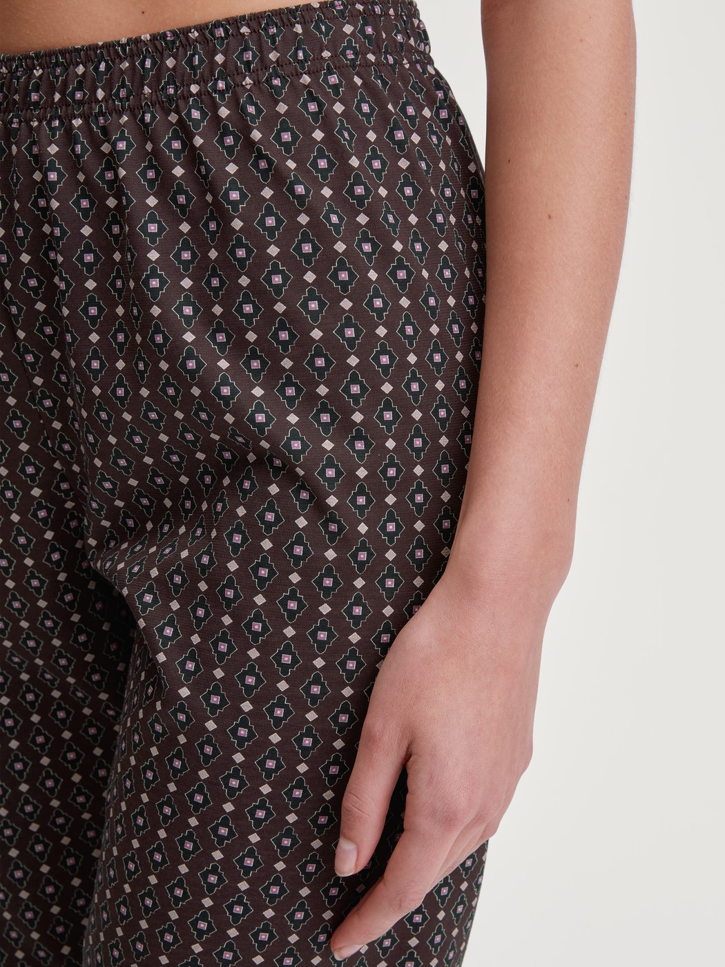 Damen-Model trägt 3/4-Pyjamahose aus 100% Baumwolle in Rot, Gemustert aus Serie Favourites Botanic von CALIDA, Detail