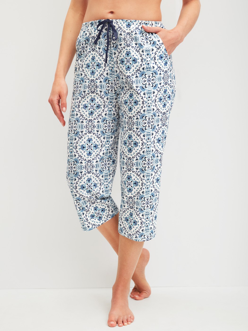 Damen-Model trägt 3/4-Pyjamahose aus 100% Baumwolle in Blau, Gemustert aus Serie Favourites Tiles von CALIDA, Vorderansicht