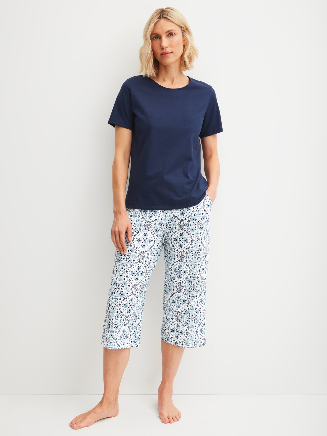 Damen-Model trägt 3/4-Pyjamahose aus 100% Baumwolle in Blau, Gemustert aus Serie Favourites Tiles von CALIDA, Outfit