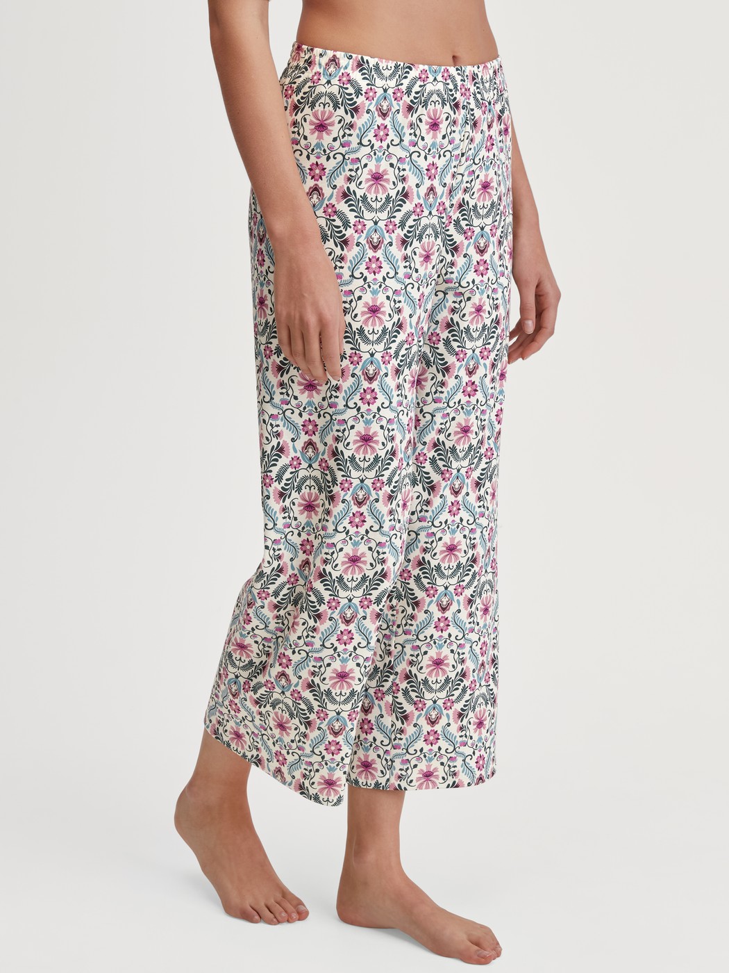 Women model is wearing 7/8 Pyjama bottom made of 100% Cotton in Pink, Patterned from the Favourites Botanic series by CALIDA, Front view