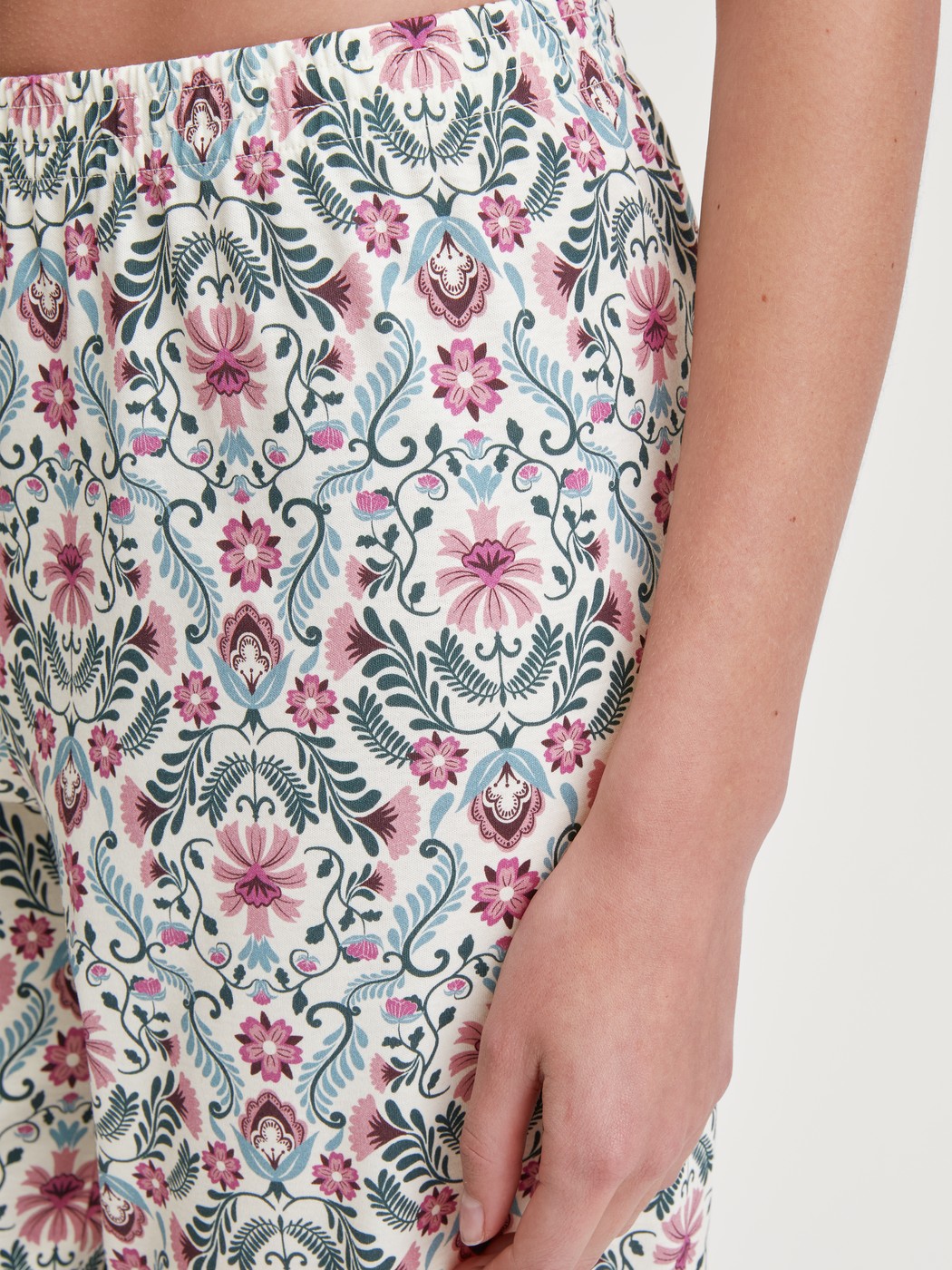 Women model is wearing 7/8 Pyjama bottom made of 100% Cotton in Pink, Patterned from the Favourites Botanic series by CALIDA, Detail