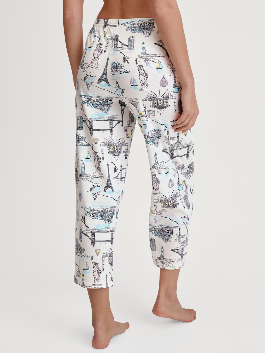 Damen-Model trägt 7/8-Pyjamahose aus 100% Baumwolle in Weiß, Gemustert aus Serie Favourites Journey von CALIDA, Rückansicht
