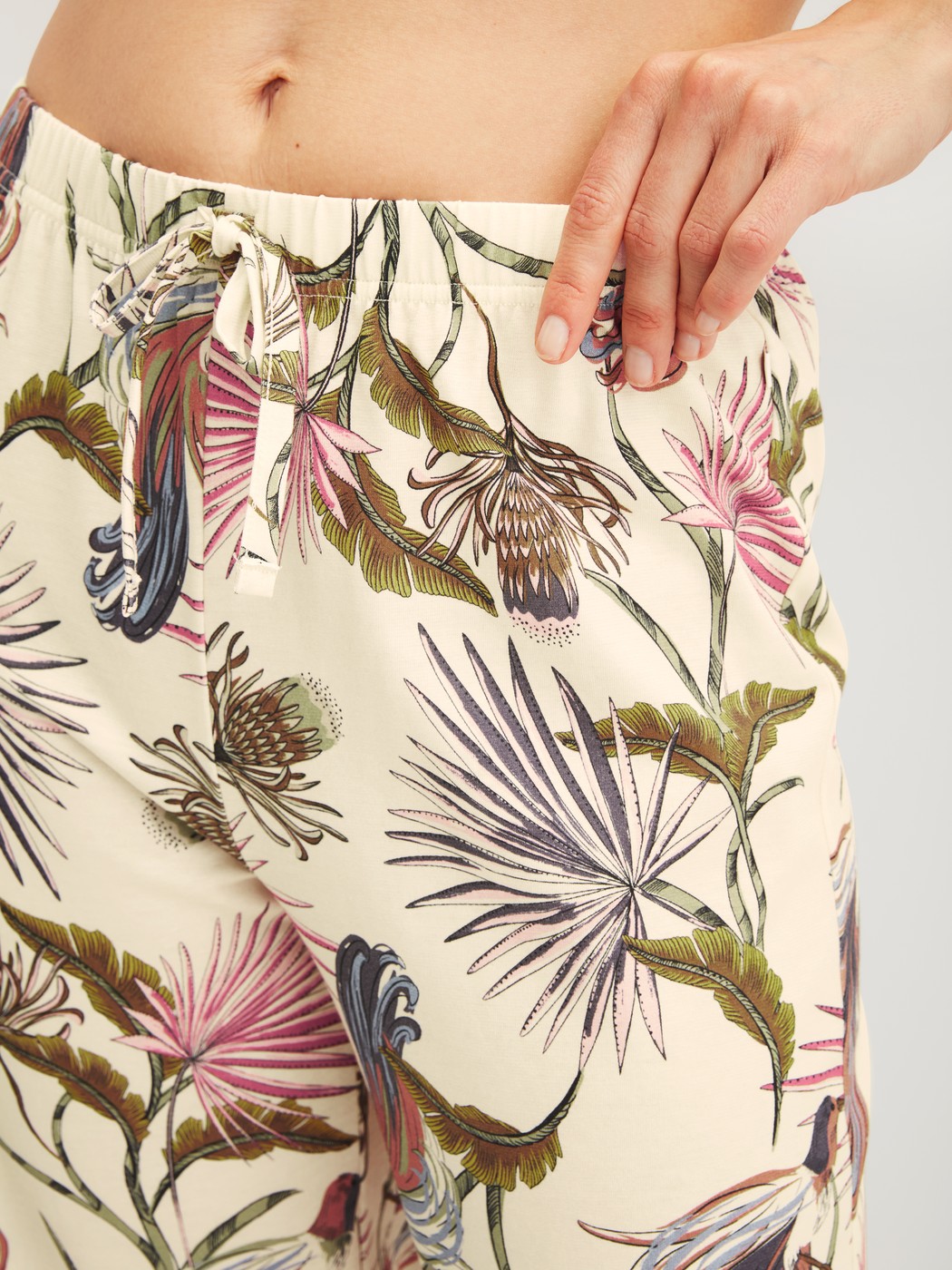 Women model is wearing 7/8 pyjama trousers made of 100% Cotton in Beige, Floral from the Favourites Arts series by CALIDA, Detail