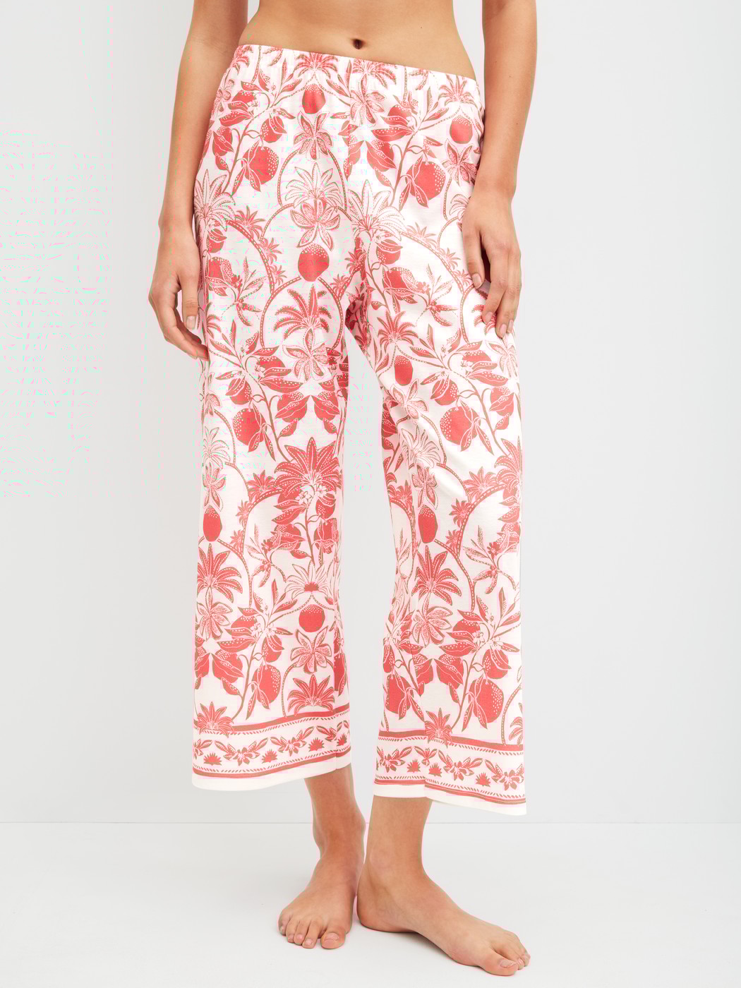 Le mannequin Femme porte le/la Pantalon de pyjama 7/8 en 100% coton de couleur Orange, Floral, de la série Favourites Beach de CALIDA, Vue de face