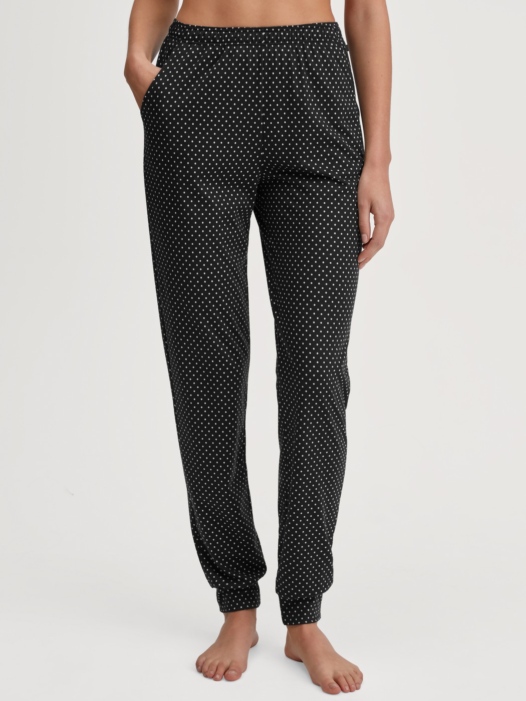 Damen-Model trägt Pyjamahose mit Bündchen aus Baumwolle in Schwarz, Gemustert aus Serie Favourites Journey von CALIDA, Vorderansicht