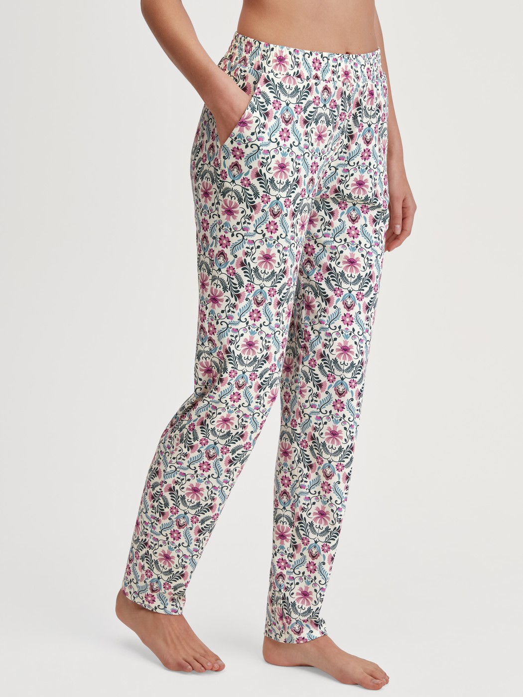 La modella / Il modello Donna indossa Pantaloni pigiama in 100% cotone di colore Rosa, Floreale, della serie Favourites Botanic di CALIDA, Vista frontale