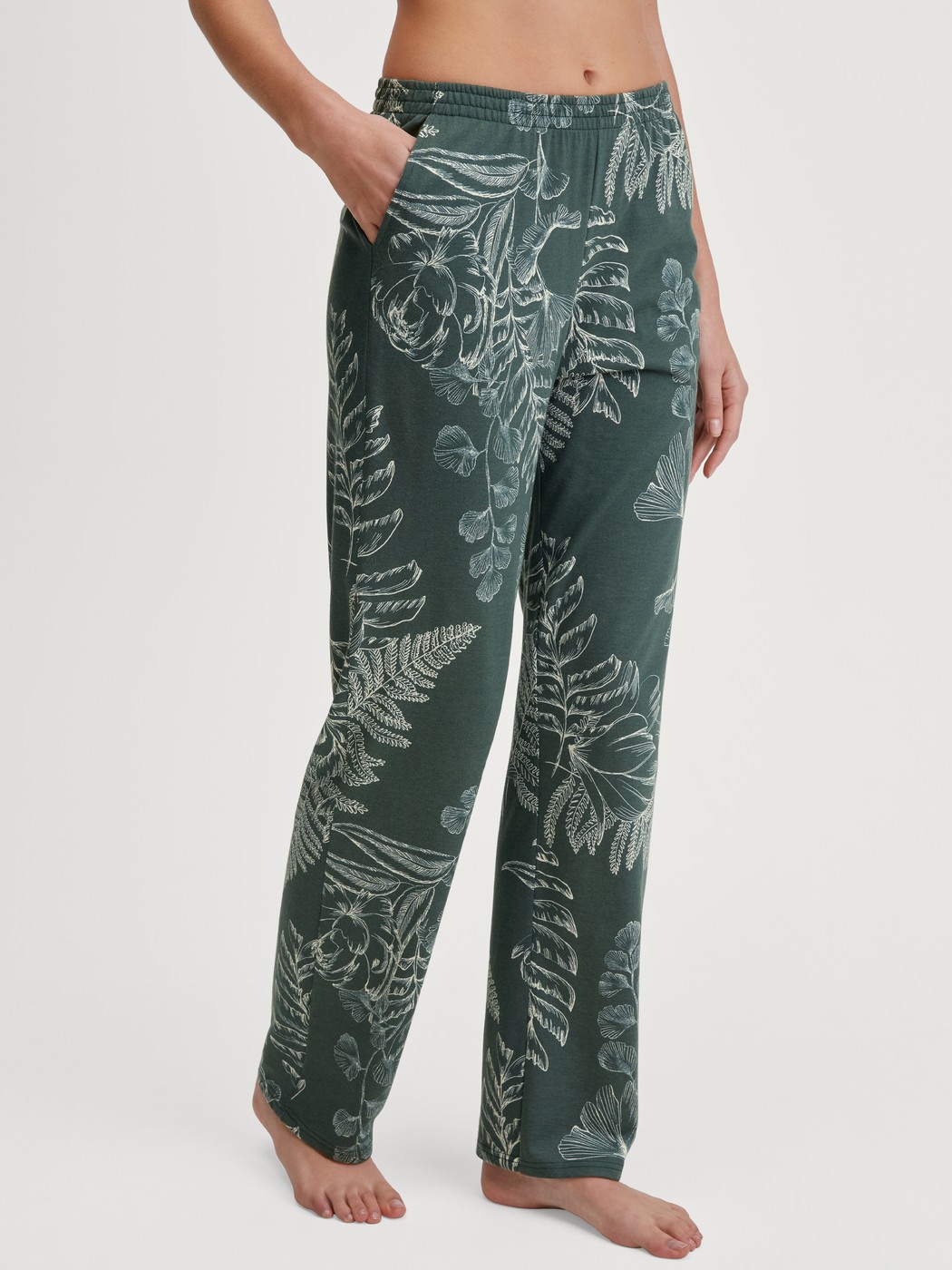 Damen-Model trägt Pyjamahose aus Baumwolle in Grün, Floral aus Serie Favourites Botanic von CALIDA, Vorderansicht