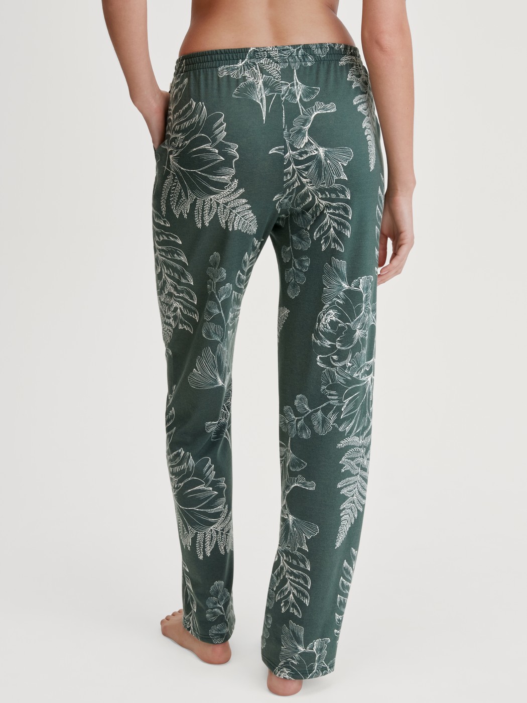 Damen-Model trägt Pyjamahose aus Baumwolle in Grün, Floral aus Serie Favourites Botanic von CALIDA, Rückansicht