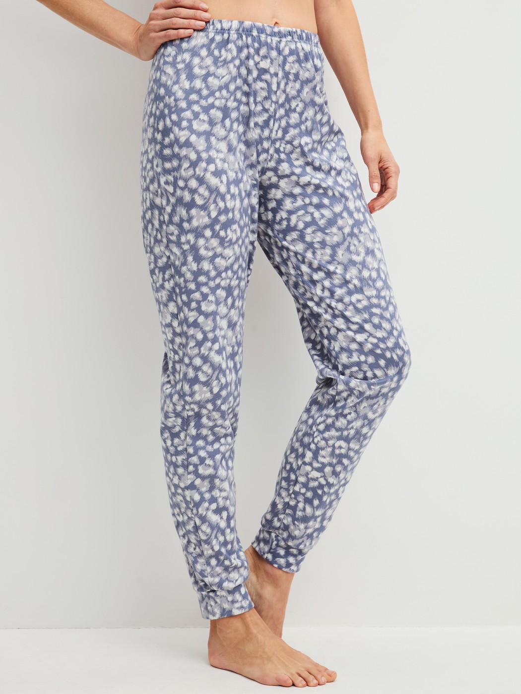 Le mannequin Femme porte le/la  en 100% coton de couleur Bleu, Floral, de la série Sleep Over M&M de CALIDA, Vue de face