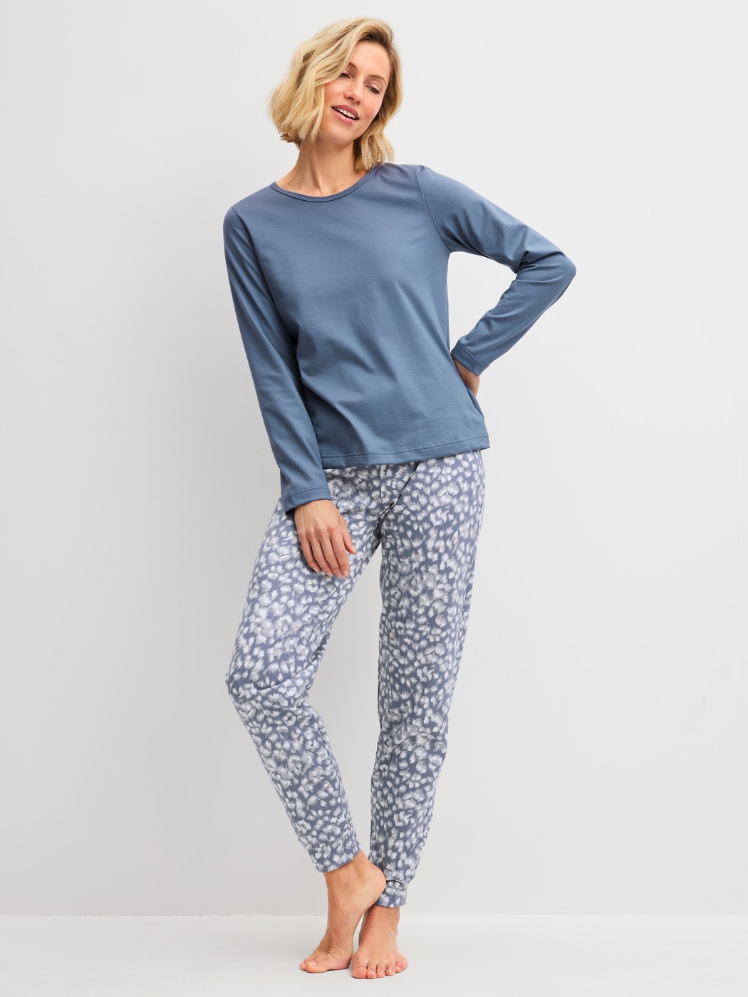 Le mannequin Femme porte le/la  en 100% coton de couleur Bleu, Floral, de la série Sleep Over M&M de CALIDA, Tenue
