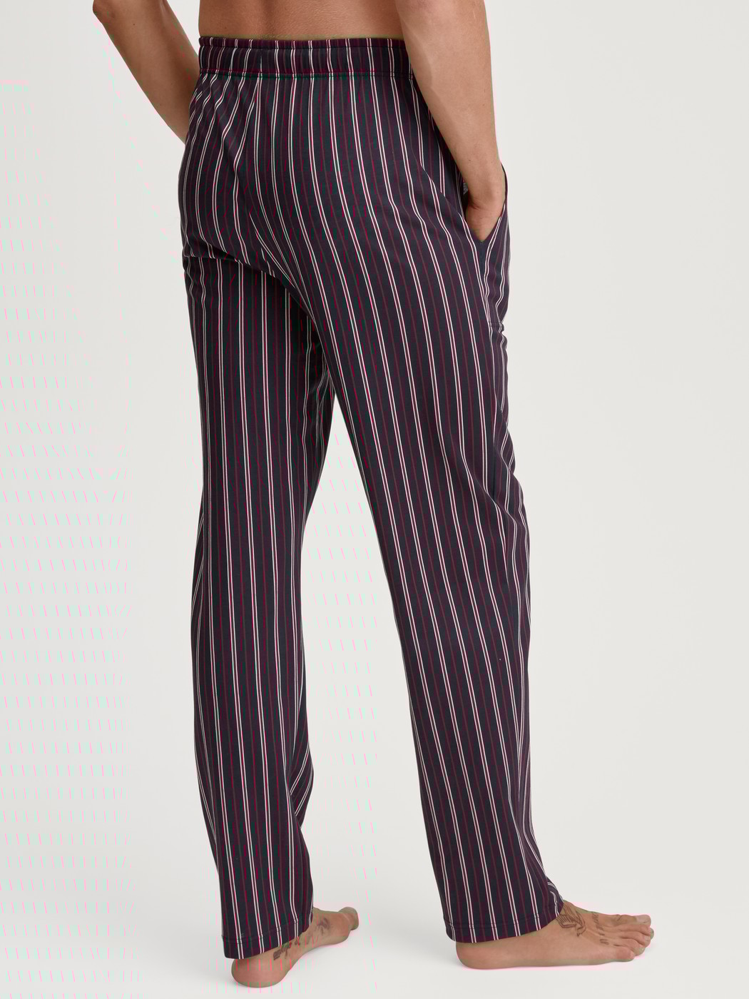 Herren-Model trägt Pyjamahose mit Seitentaschen aus 100% Baumwolle in Rot, Kariert aus Serie Remix Basic Sleep von CALIDA, Rückansicht