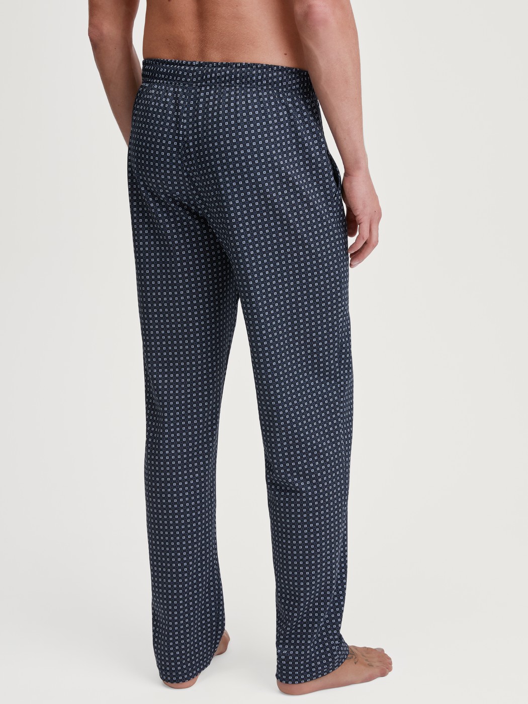 Le mannequin Homme porte le/la Bas de pyjama avec poches en 100% coton de couleur Bleu, À carreaux, de la série Remix Basic Sleep de CALIDA, Vue arrière