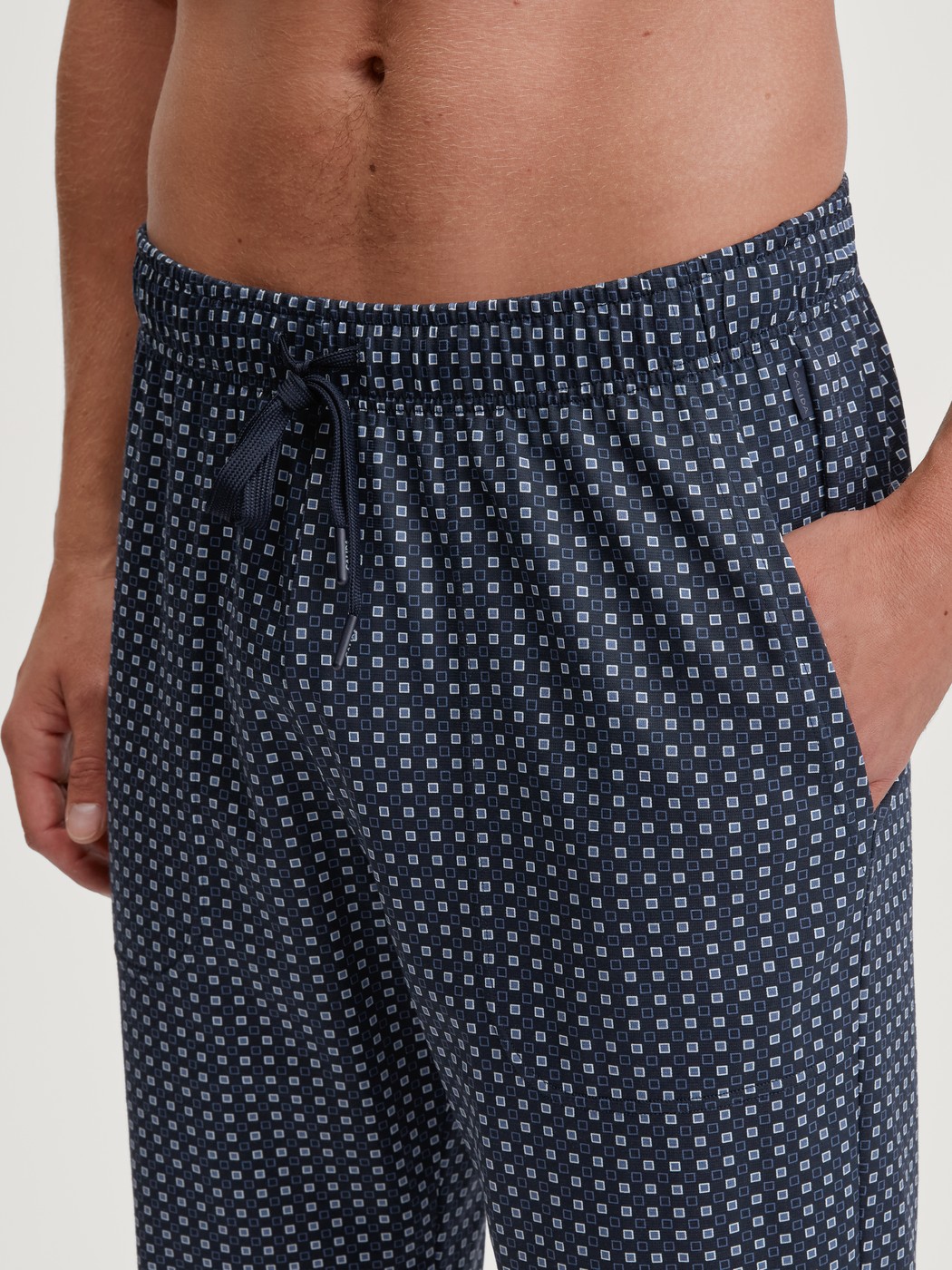 Le mannequin Homme porte le/la Bas de pyjama avec poches en 100% coton de couleur Bleu, À carreaux, de la série Remix Basic Sleep de CALIDA, Détail