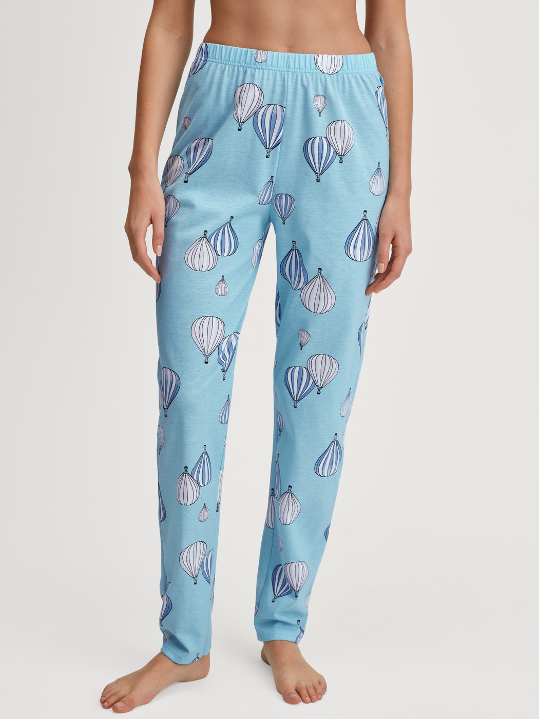 Damen-Model trägt Pyjamahose aus 100% Baumwolle in Blau, Gemustert aus Serie Favourites Journey von CALIDA, Vorderansicht