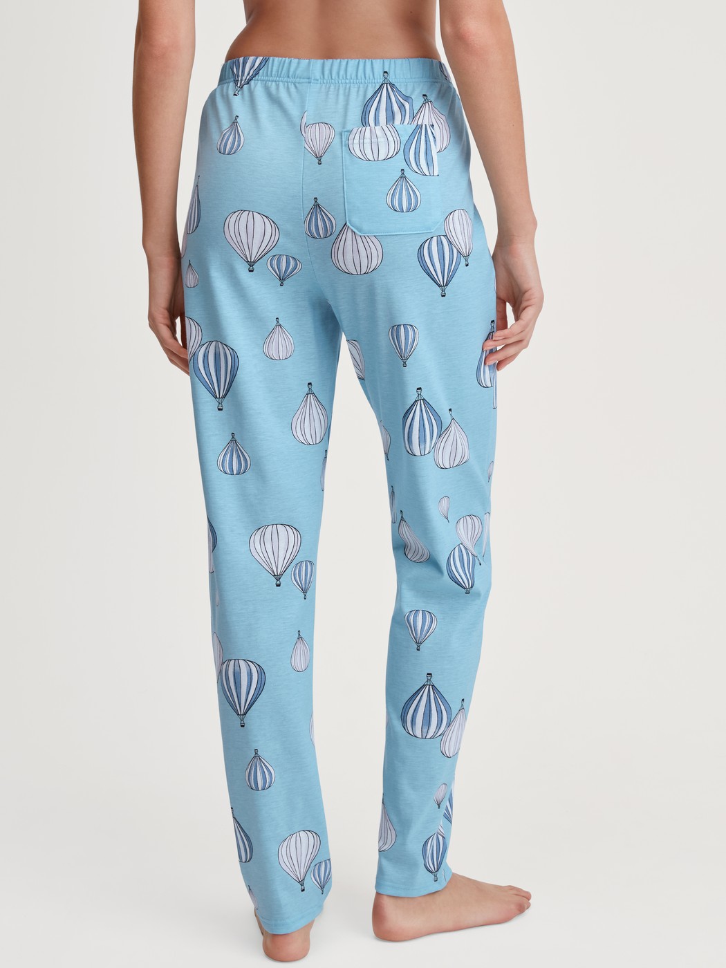 Damen-Model trägt Pyjamahose aus 100% Baumwolle in Blau, Gemustert aus Serie Favourites Journey von CALIDA, Rückansicht