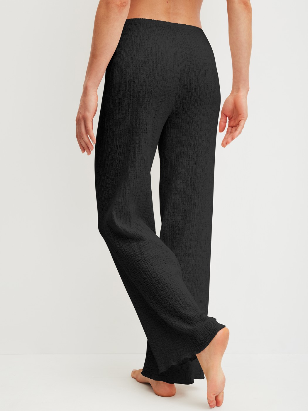 Le mannequin Femme porte le/la Bas de pyjama en Coton de couleur Noir, Unicolore, de la série Favourites Layering de CALIDA, Vue arrière
