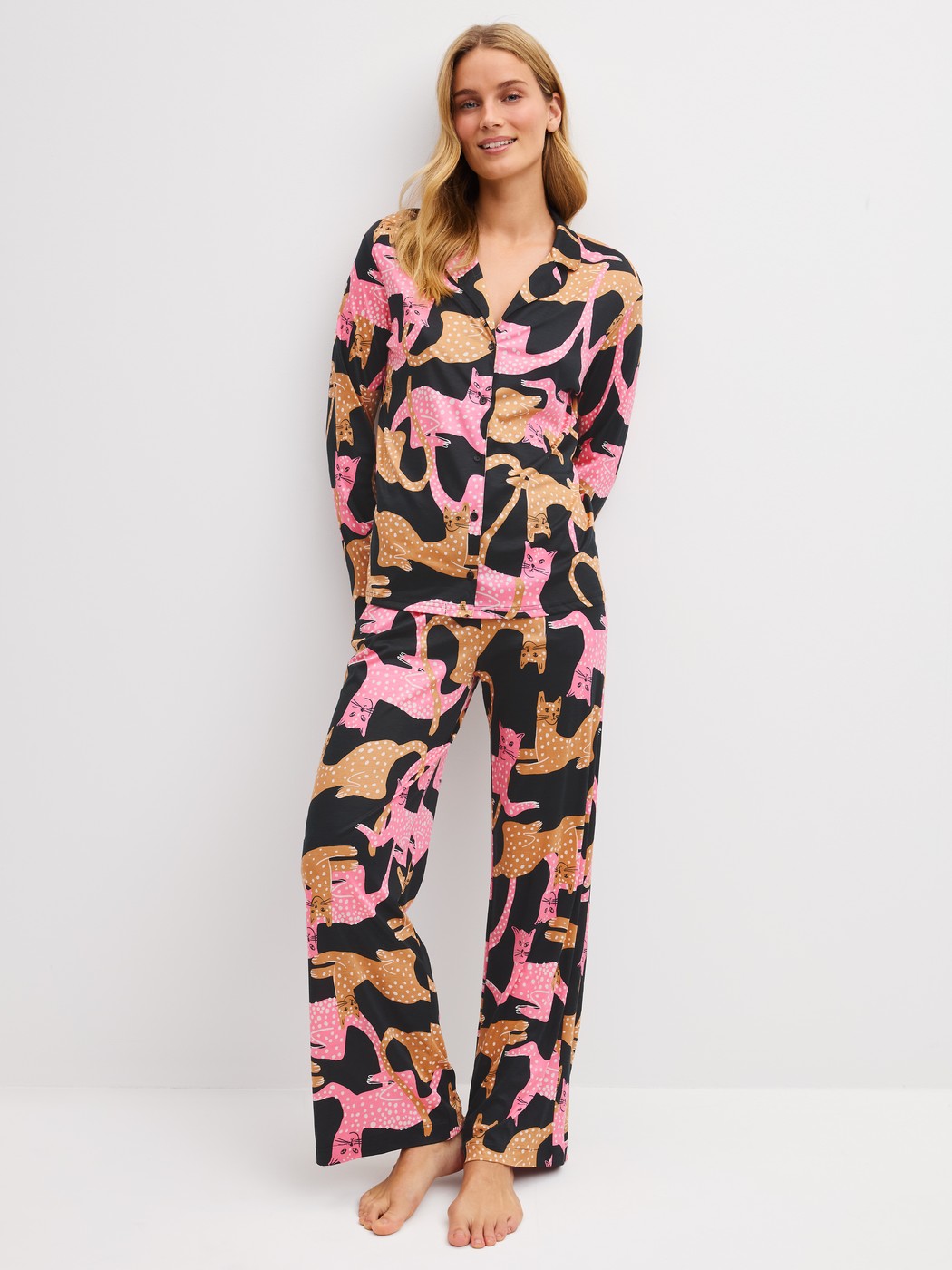 Le mannequin Femme porte le/la  en Modal de couleur Noir, Motif, de la série Sleep Over M&M de CALIDA, Tenue