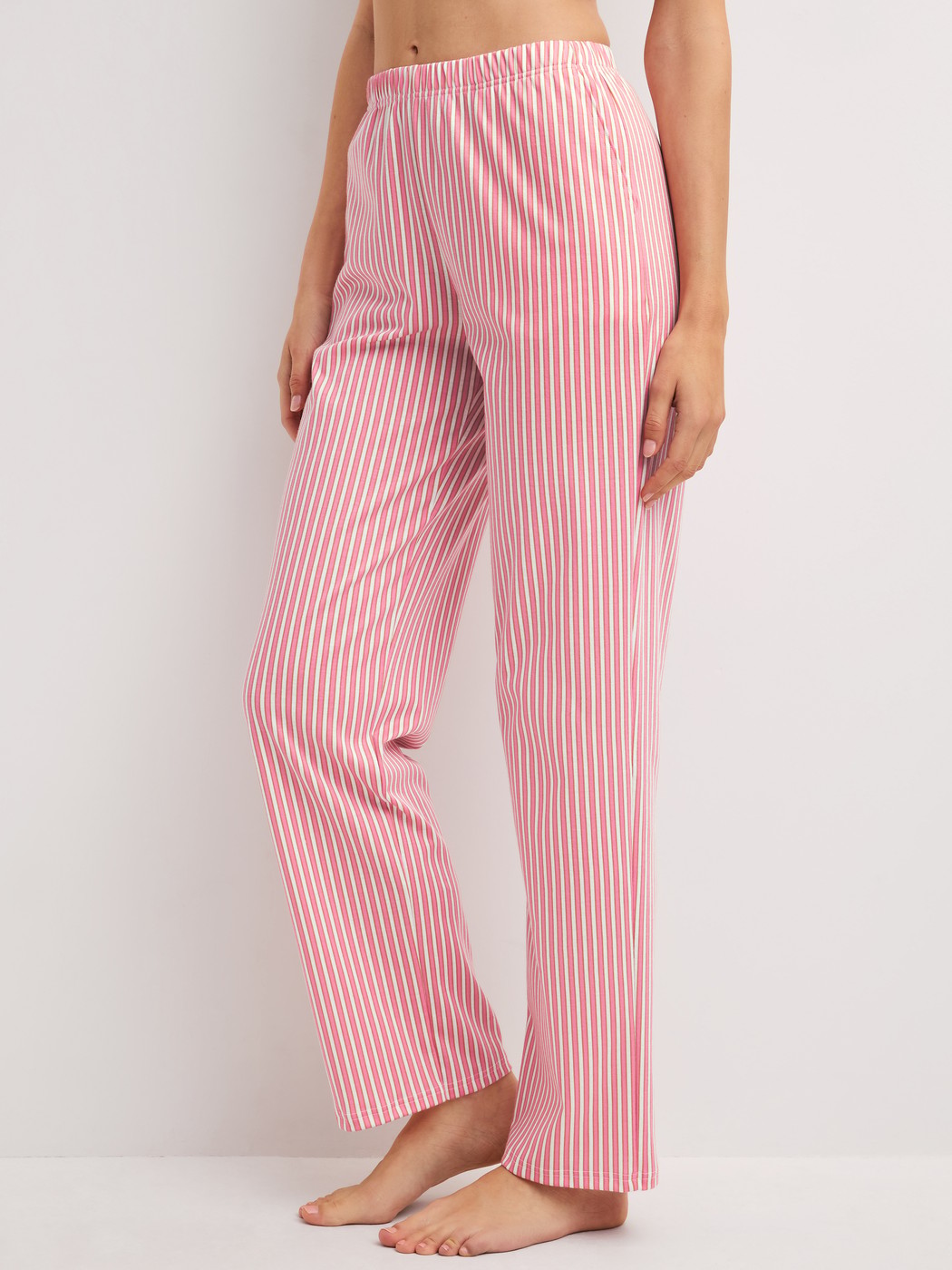 Damen-Model trägt Pyjamahose aus 100% Baumwolle in Rosa, Gestreift aus Serie Sleep Over M&M von CALIDA, Vorderansicht