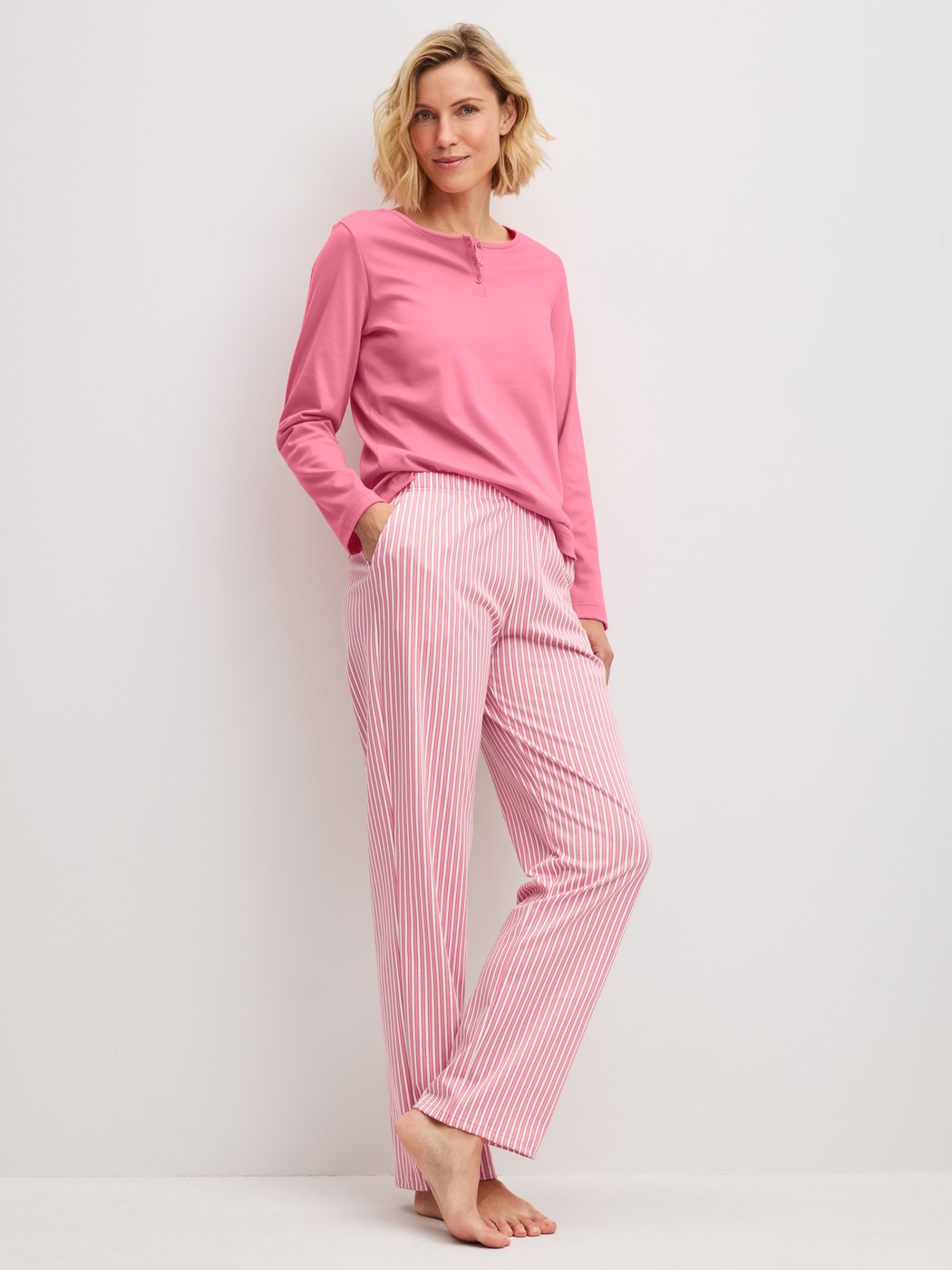 Damen-Model trägt Pyjamahose aus 100% Baumwolle in Rosa, Gestreift aus Serie Sleep Over M&M von CALIDA, Outfit