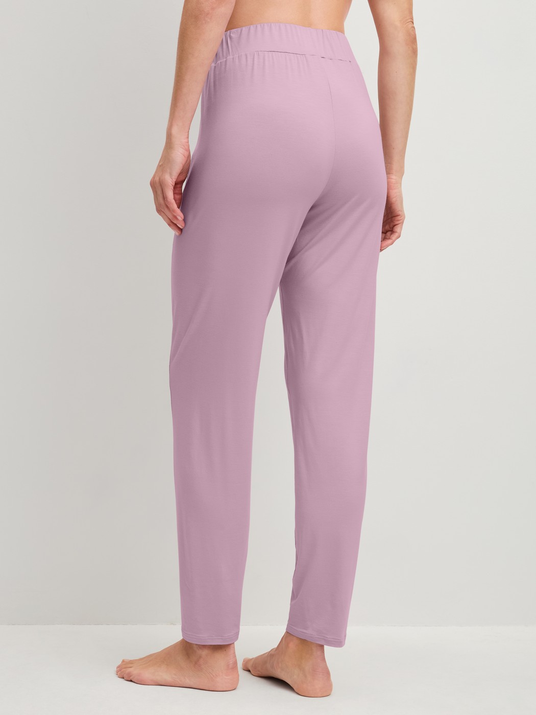 La modella / Il modello Donna indossa Pantaloni da notte con tasche in Modal di colore Viola, Tinta unita, della serie DSW Balancing di CALIDA, Vista posteriore