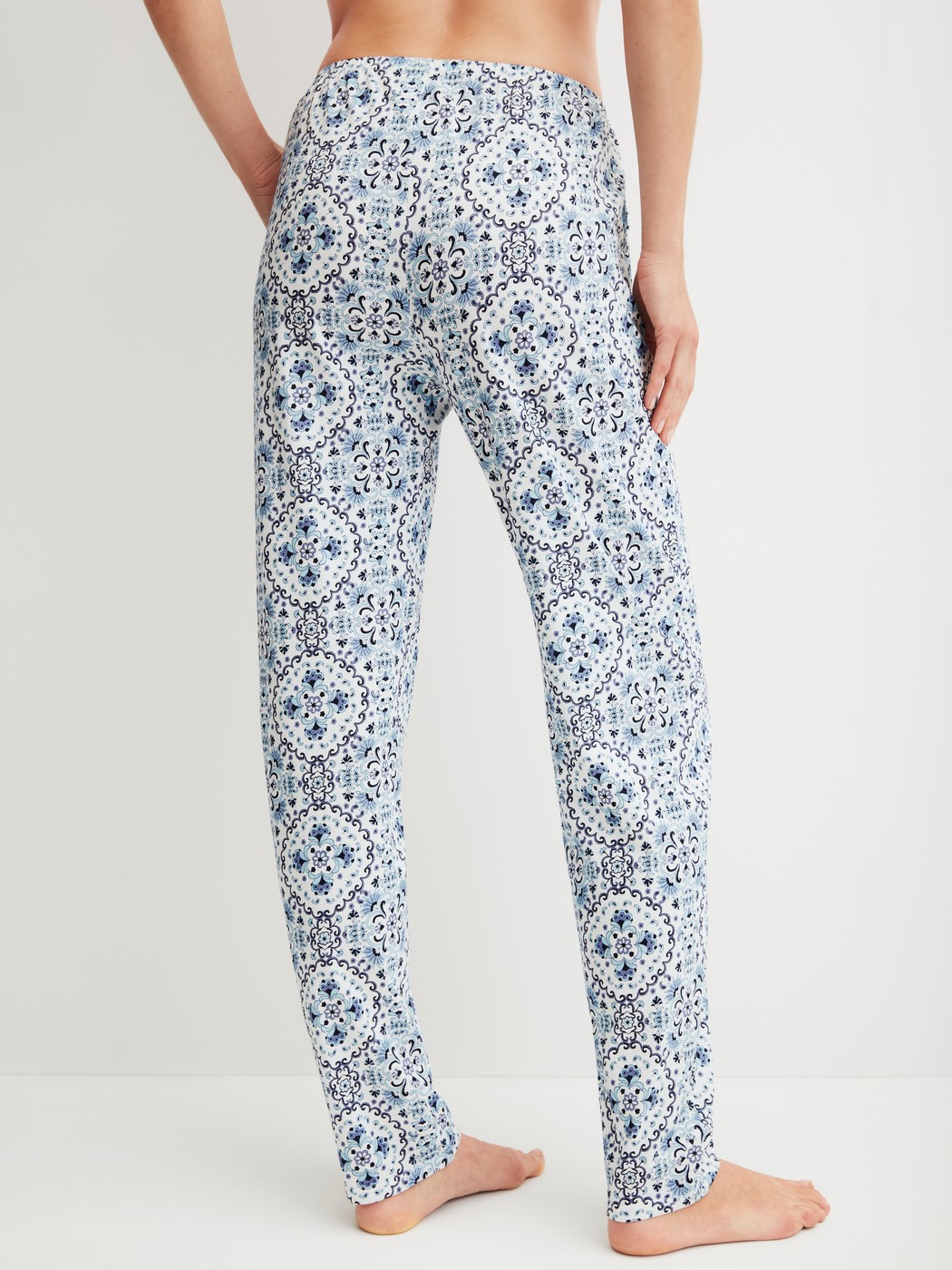 Le mannequin Femme porte le/la Pantalon de pyjama avec poches latérales en 100% coton de couleur Bleu, À motifs, de la série Favourites Tiles de CALIDA, Vue arrière