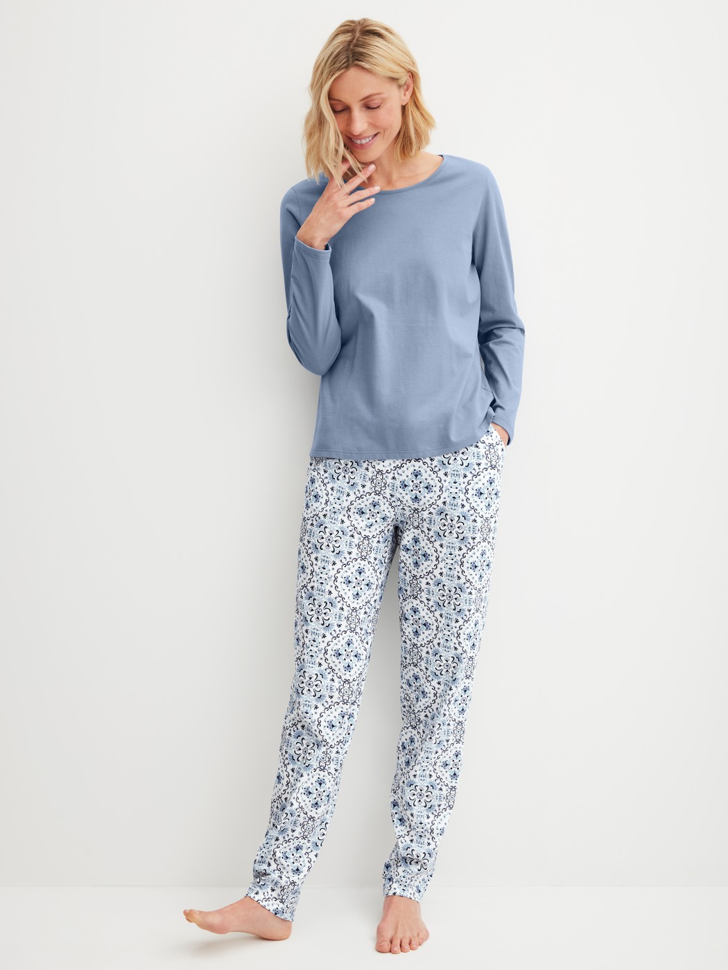 Le mannequin Femme porte le/la Pantalon de pyjama avec poches latérales en 100% coton de couleur Bleu, À motifs, de la série Favourites Tiles de CALIDA, Tenue