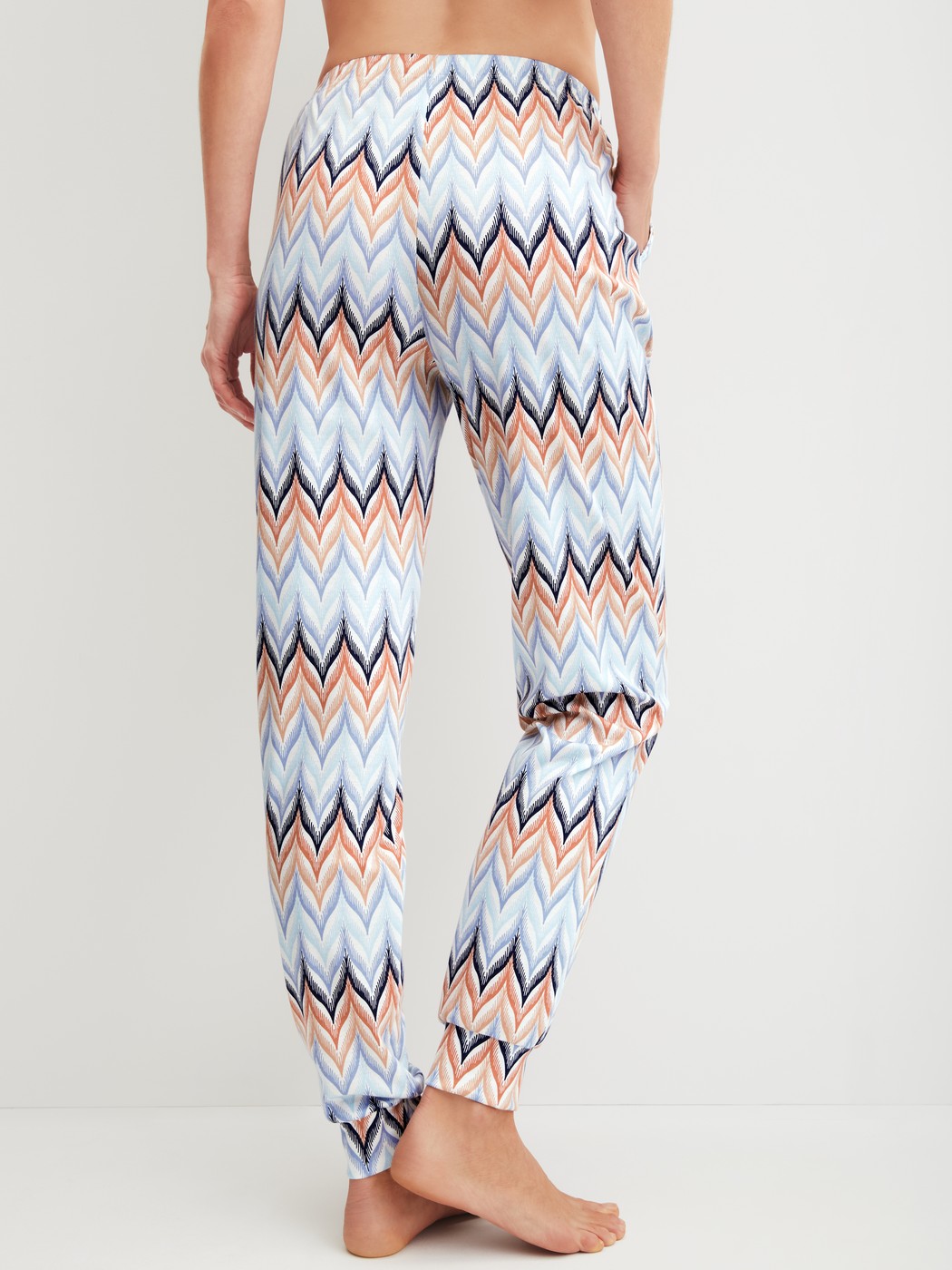 Le mannequin Femme porte le/la Pantalon de pyjama avec ourlets en 100% coton de couleur Bleu, À motifs, de la série Favourites Tiles de CALIDA, Vue arrière