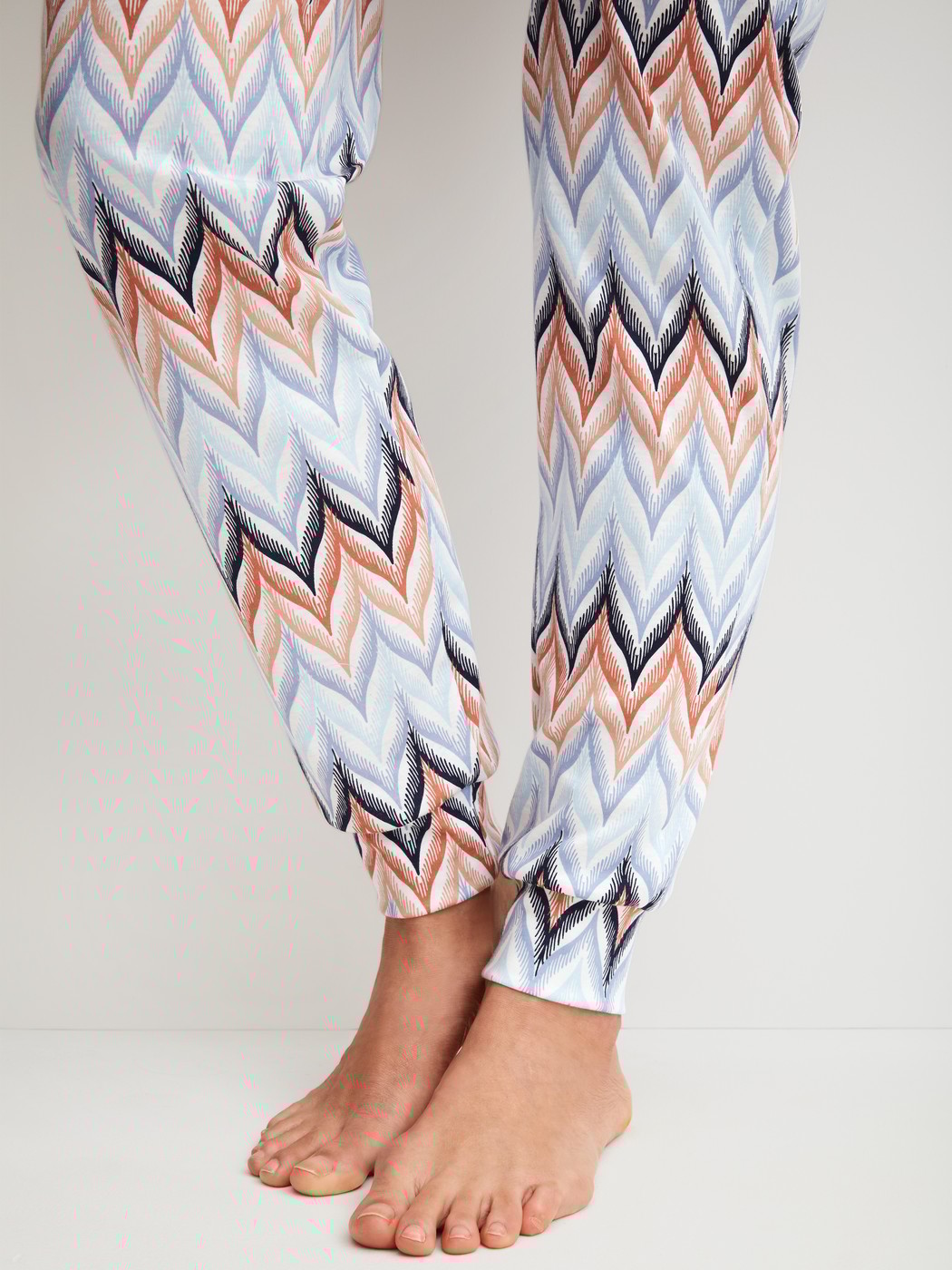 Le mannequin Femme porte le/la Pantalon de pyjama avec ourlets en 100% coton de couleur Bleu, À motifs, de la série Favourites Tiles de CALIDA, Détail