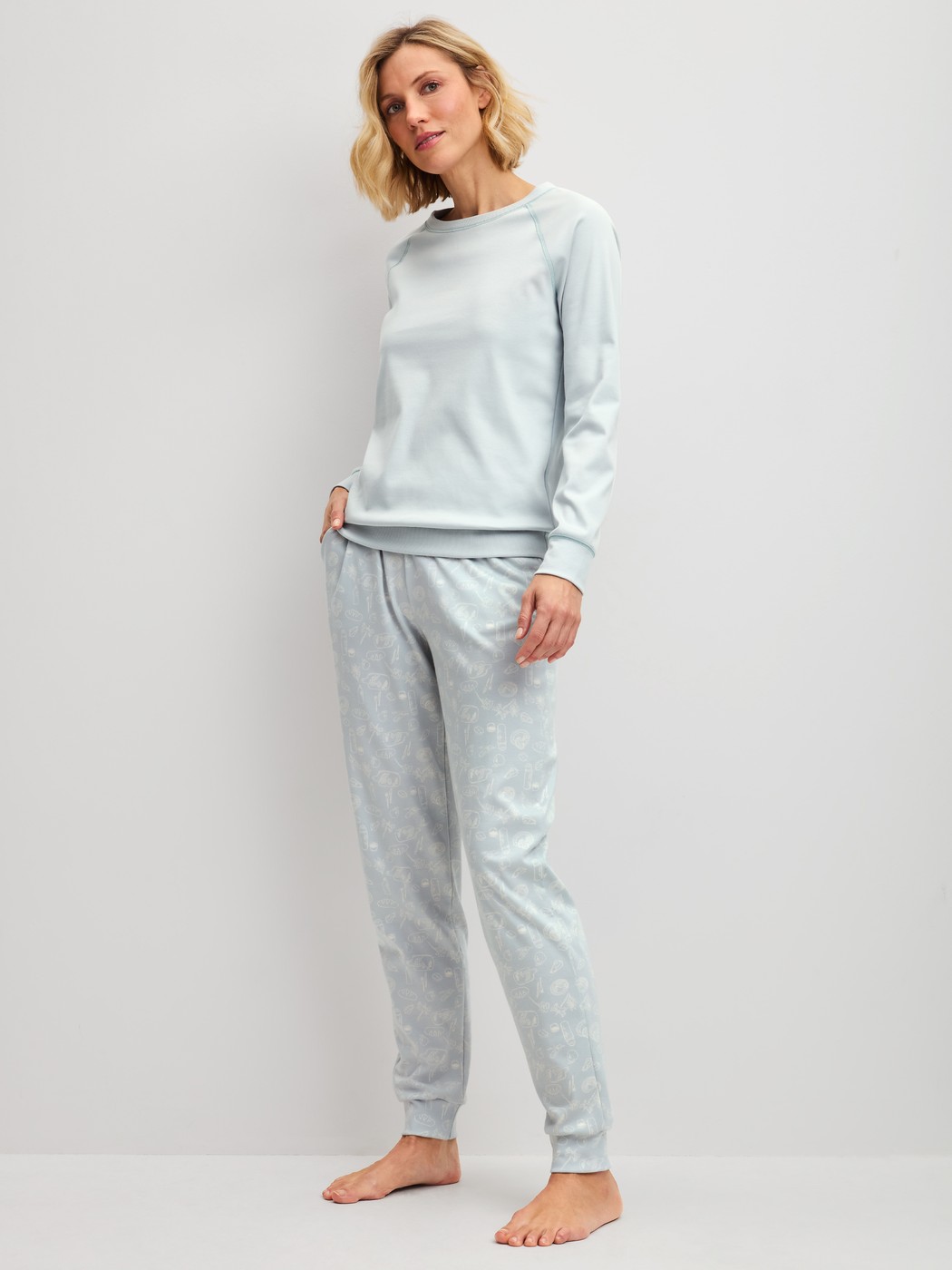 La modella / Il modello Donna indossa  in 100% cotone di colore Blu, Modello, della serie Alpine M&M di CALIDA, Abbigliamento