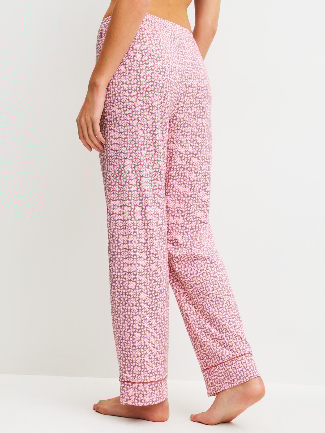 Damen-Model trägt Pyjamahose aus Baumwolle in Rosa, Gemustert aus Serie Favourites Love von CALIDA, Rückansicht