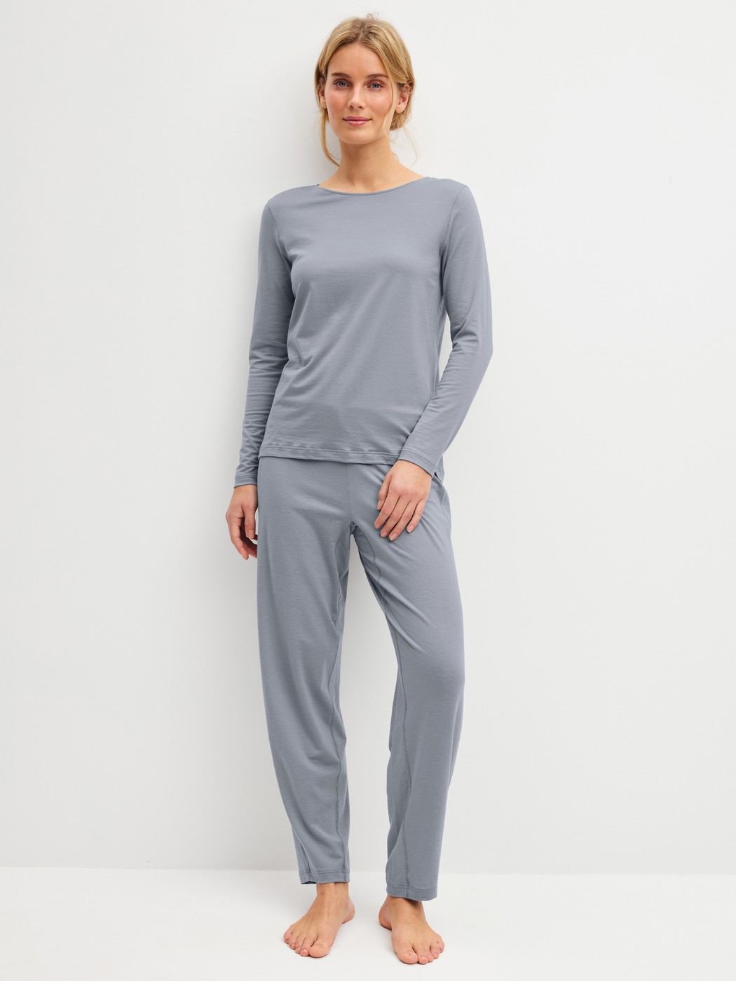 La modella / Il modello Donna indossa  in Lyocell di colore Grigio, Tinta unita, della serie DSW Warming di CALIDA, Abbigliamento