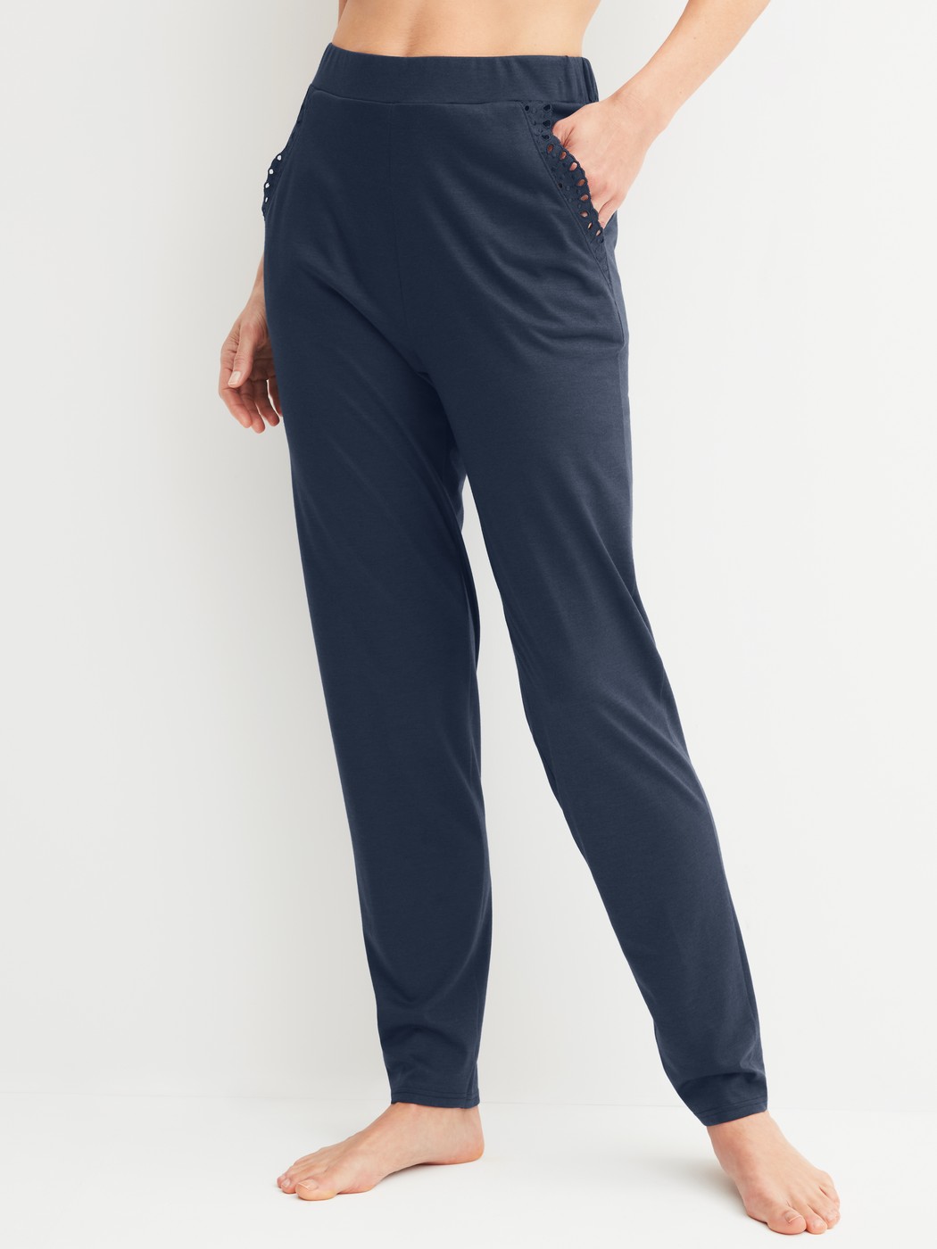 Damen-Model trägt Pyjamahose mit Bündchen aus Baumwolle in Blau, Einfarbig aus Serie Favourites Tiles von CALIDA, Vorderansicht