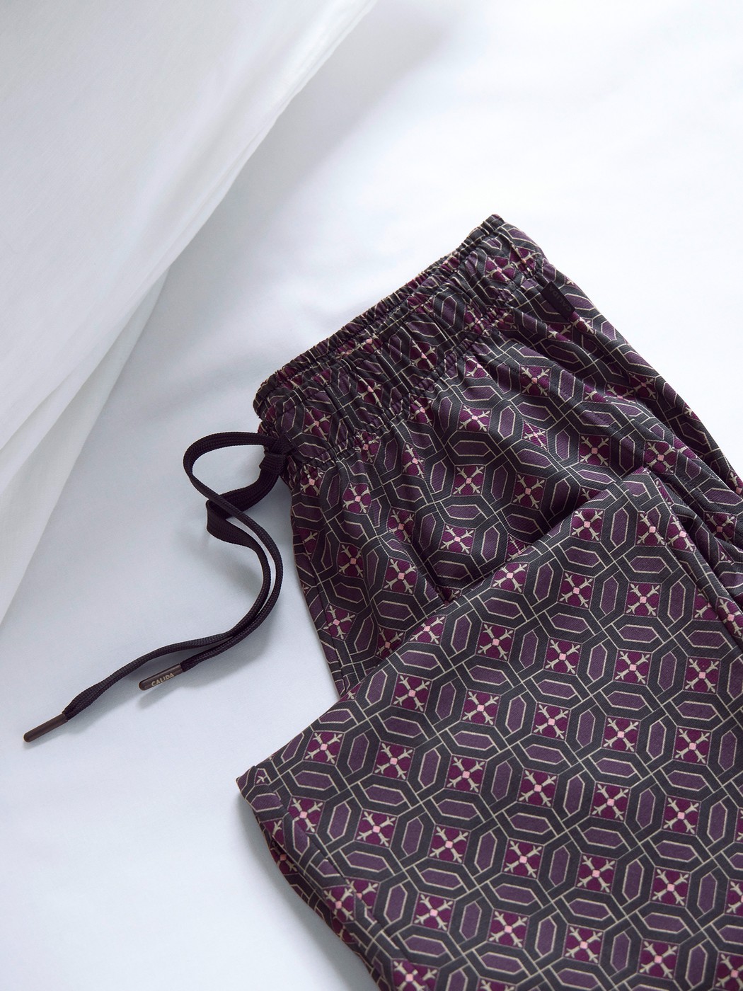 Herren - Pyjamahose mit Seitentaschen aus 100% Baumwolle in Braun, Gemustert aus Serie RMX Sleep Holiday von CALIDA, Detail