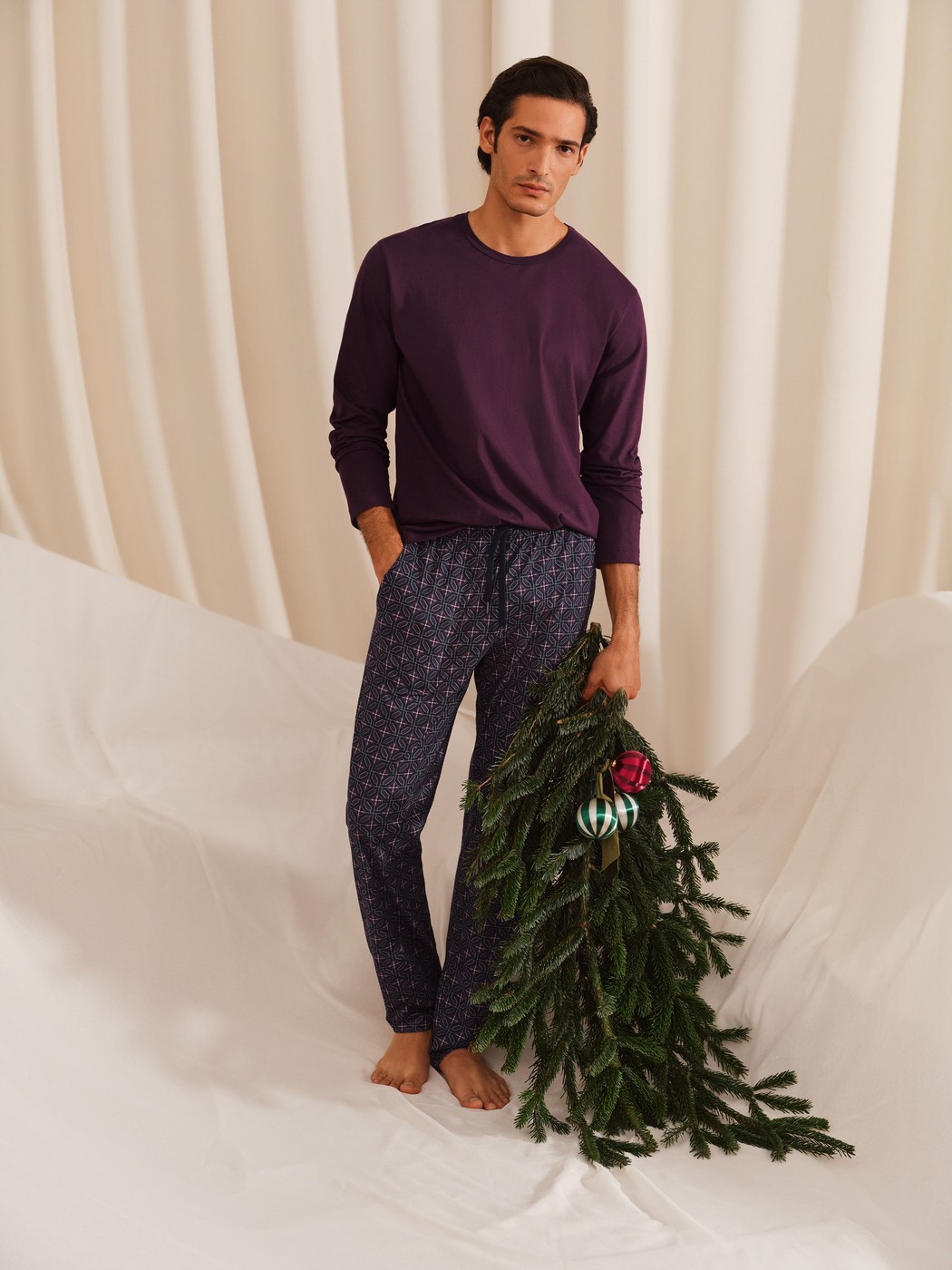 Herren-Model trägt Pyjamahose mit Seitentaschen aus 100% Baumwolle in Braun, Gemustert aus Serie RMX Sleep Holiday von CALIDA, Zusatzbild