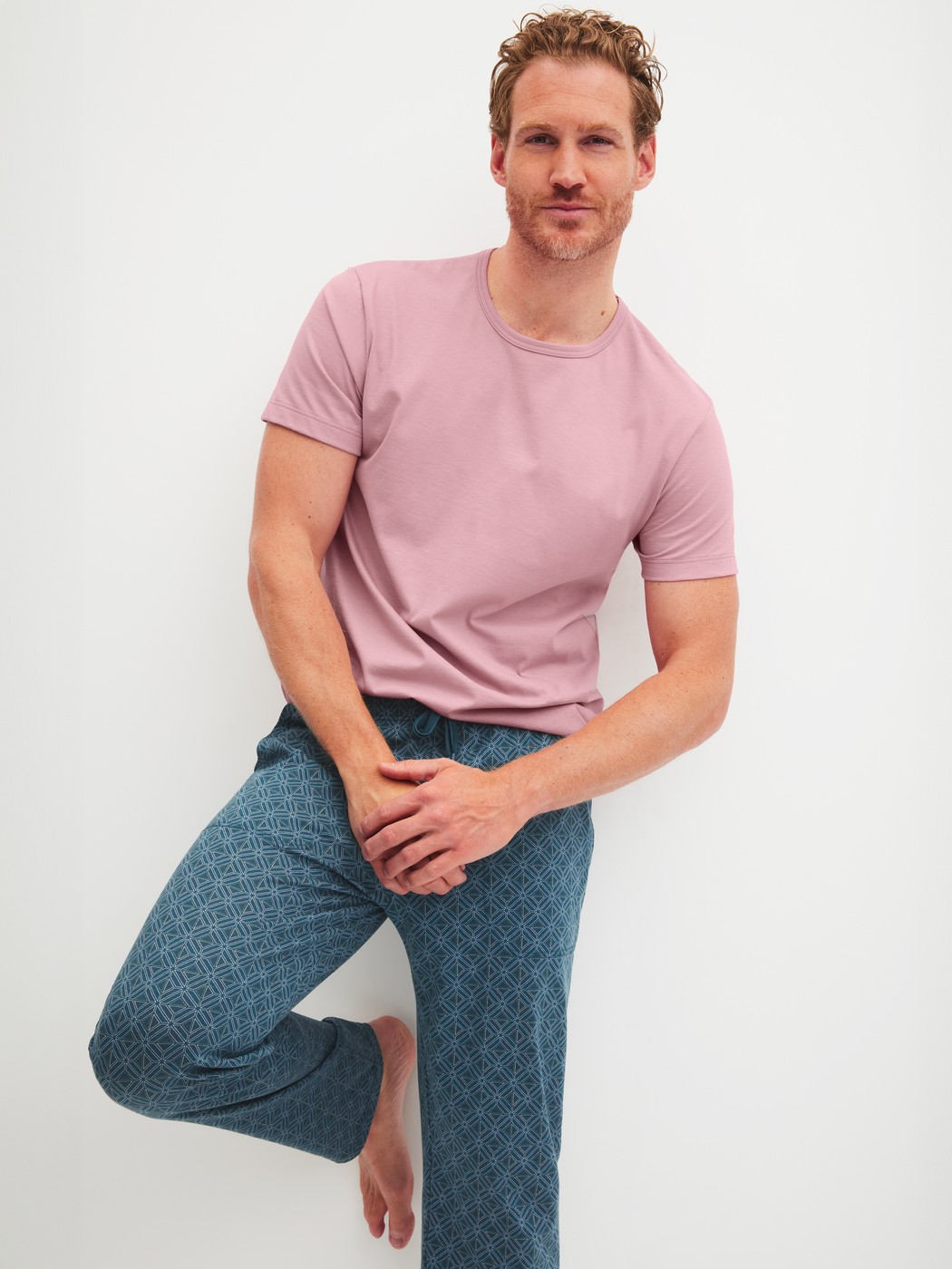 Herren-Model trägt Pyjamahose mit Seitentaschen aus 100% Baumwolle in Türkis, Gemustert aus Serie RMX Sleep Leisure von CALIDA, Zusatzbild