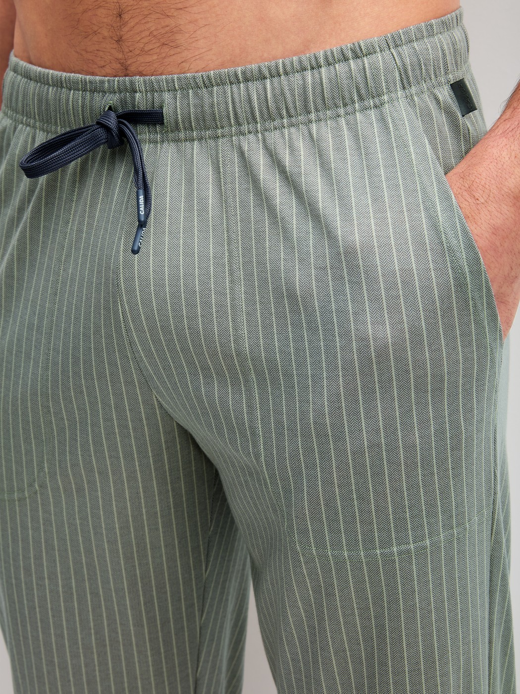 Le mannequin Homme porte le/la Bas de pyjama avec poches en 100% coton de couleur Vert, Unicolore, de la série RMX Sleep Leisure de CALIDA, Détail
