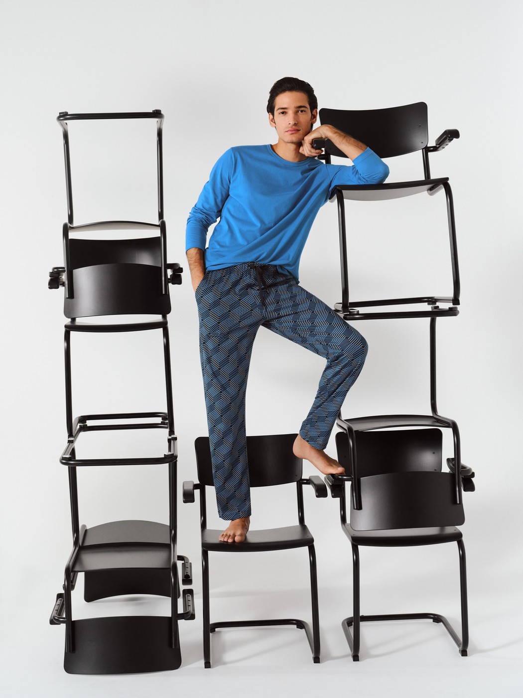 Herren-Model trägt Pyjamahose mit Seitentaschen aus 100% Baumwolle in Schwarz, Gemustert aus Serie RMX Sleep Leisure von CALIDA, Zusatzbild